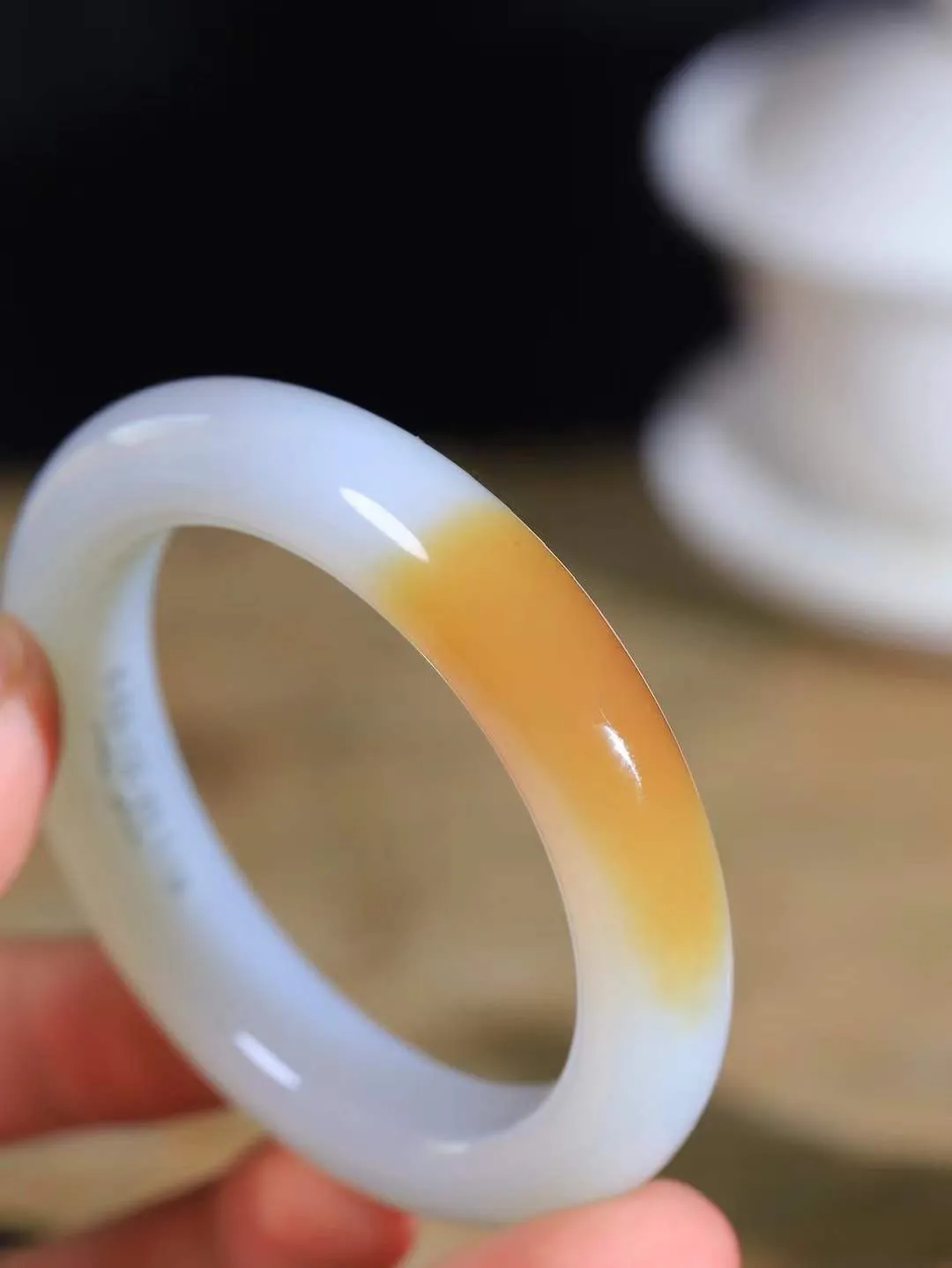 （温柔雅致.手镯）

收藏级臻品️和田玉糖白玉手镯。镯型饱满，温润细腻，脂润沁香。️执一卷书，沏一盏茶，着一袭裙，戴一只镯。淡淡浅笺，素心若兰，静赏玉中诗画。悠悠岁月，芊手轻摘，盛满诗样芳华。重59克   尺寸53-12.5-10mm    FDA-321101300