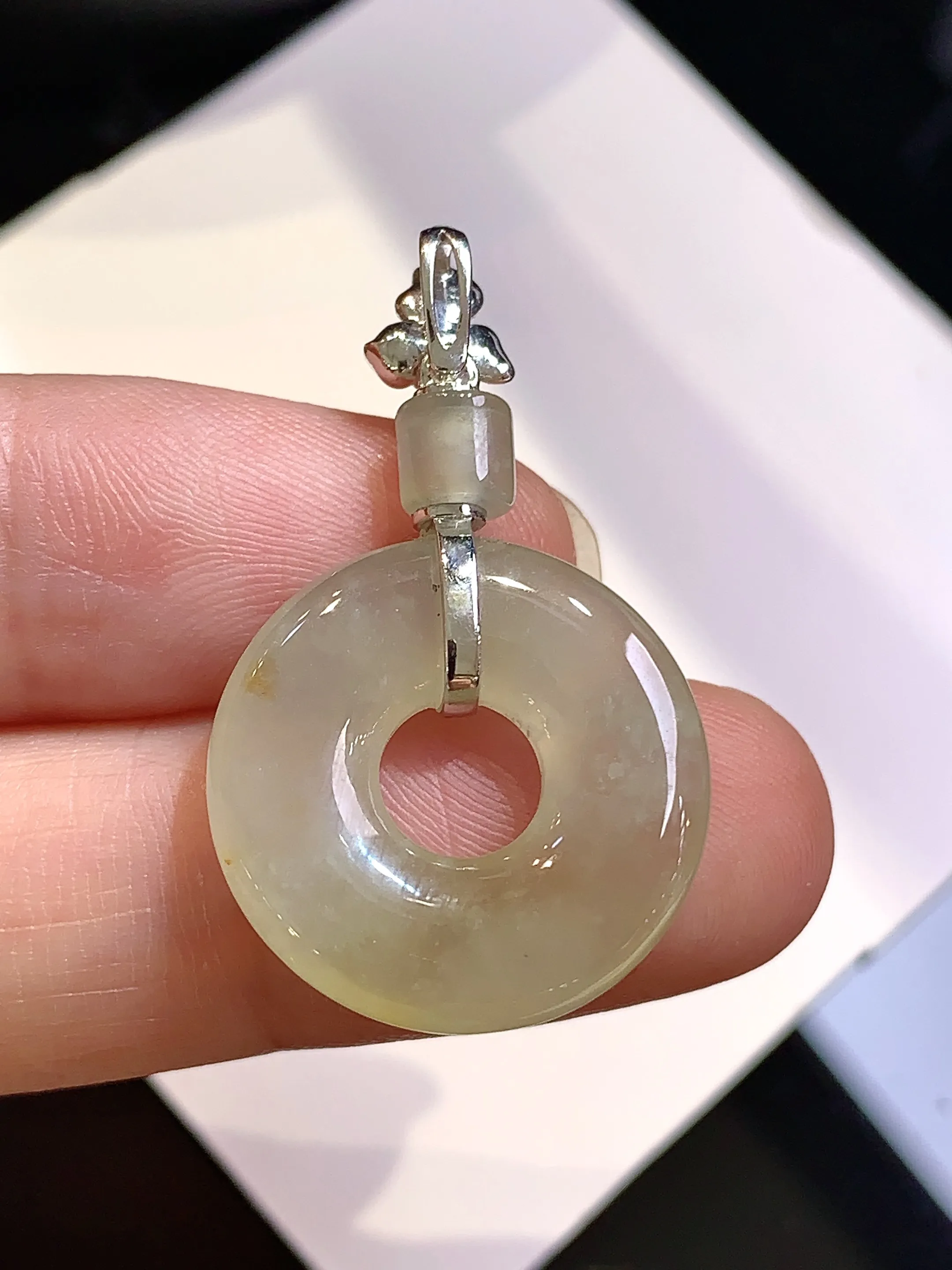 18k金钻镶嵌黄翡平安环吊坠 玉质细腻 色泽清新艳丽 整体尺寸32.3*19.3*4.2