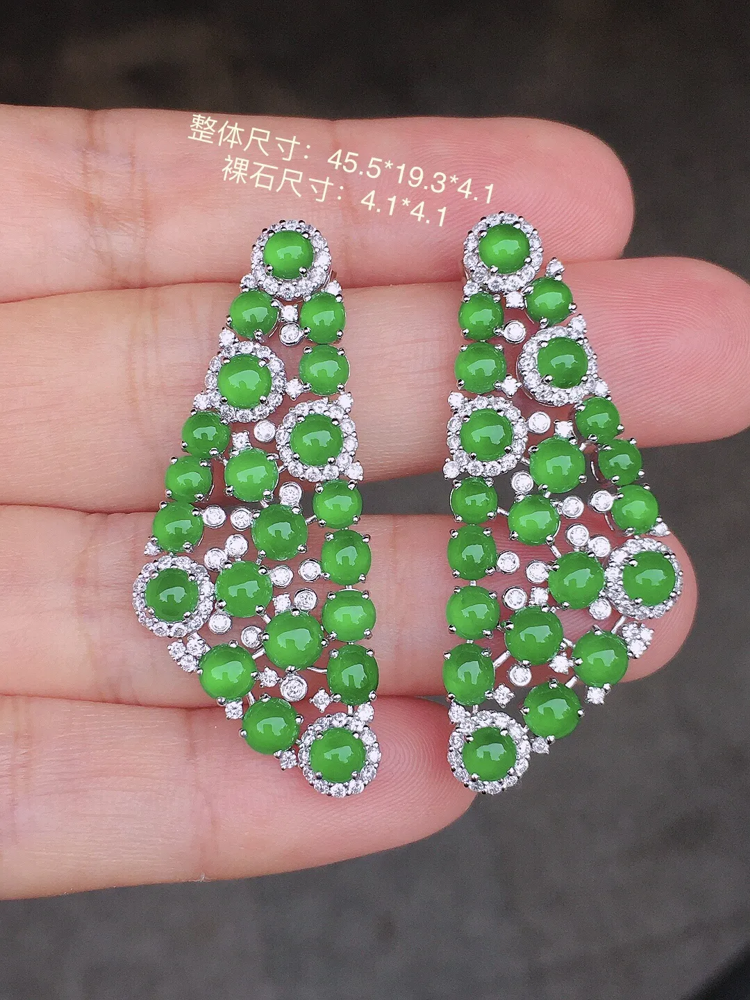 阳绿蛋面耳坠，色泽均匀艳丽，玉质细腻，荧光感超
强，饱满圆润，尽显优雅气质，18k
金豪华镶嵌