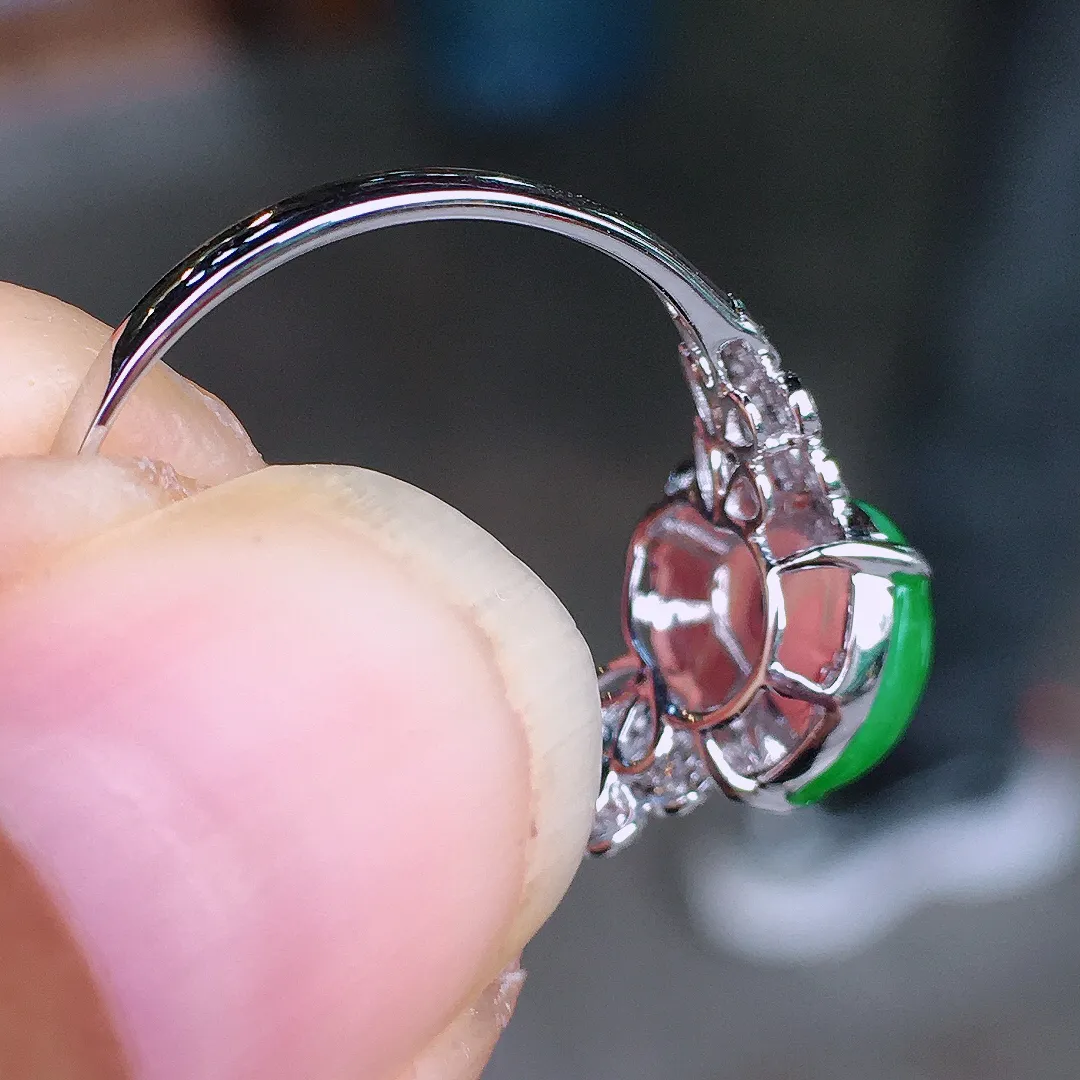 阳绿葫芦戒指，色泽均匀艳丽，玉质细腻，荧光感超
强，饱满圆润，尽显优雅气质，18k
金豪华镶嵌