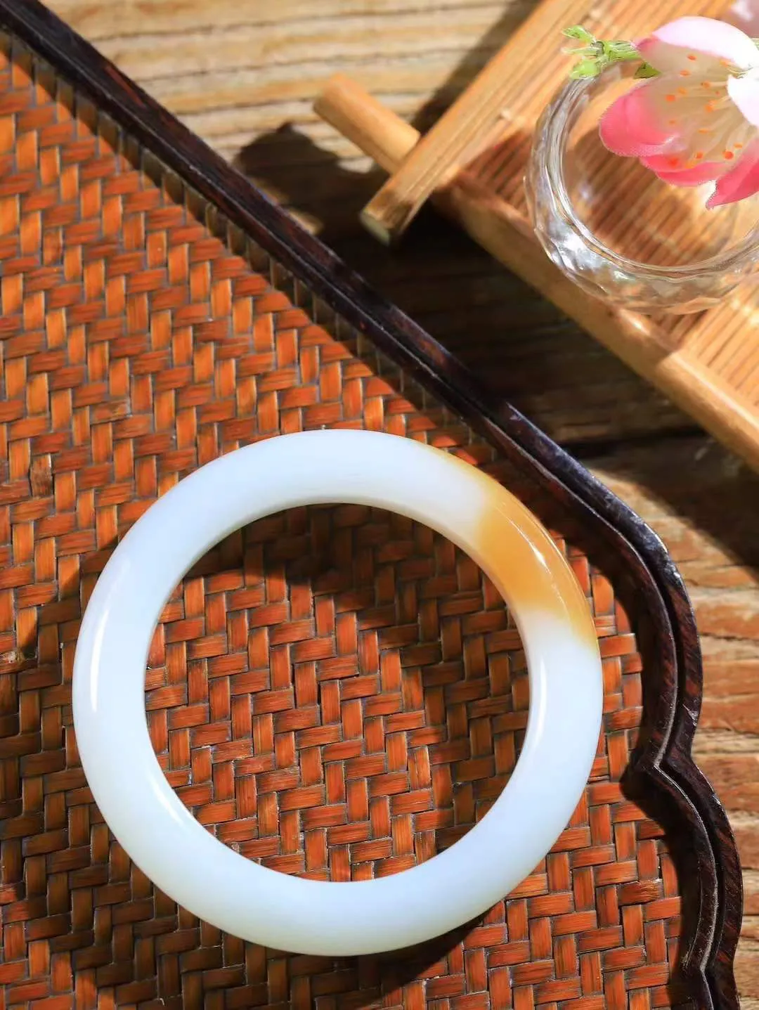 （温柔雅致.手镯）

收藏级臻品️和田玉糖白玉手镯。镯型饱满，温润细腻，脂润沁香。️执一卷书，沏一盏茶，着一袭裙，戴一只镯。淡淡浅笺，素心若兰，静赏玉中诗画。悠悠岁月，芊手轻摘，盛满诗样芳华。重59克   尺寸53-12.5-10mm    FDA-321101300