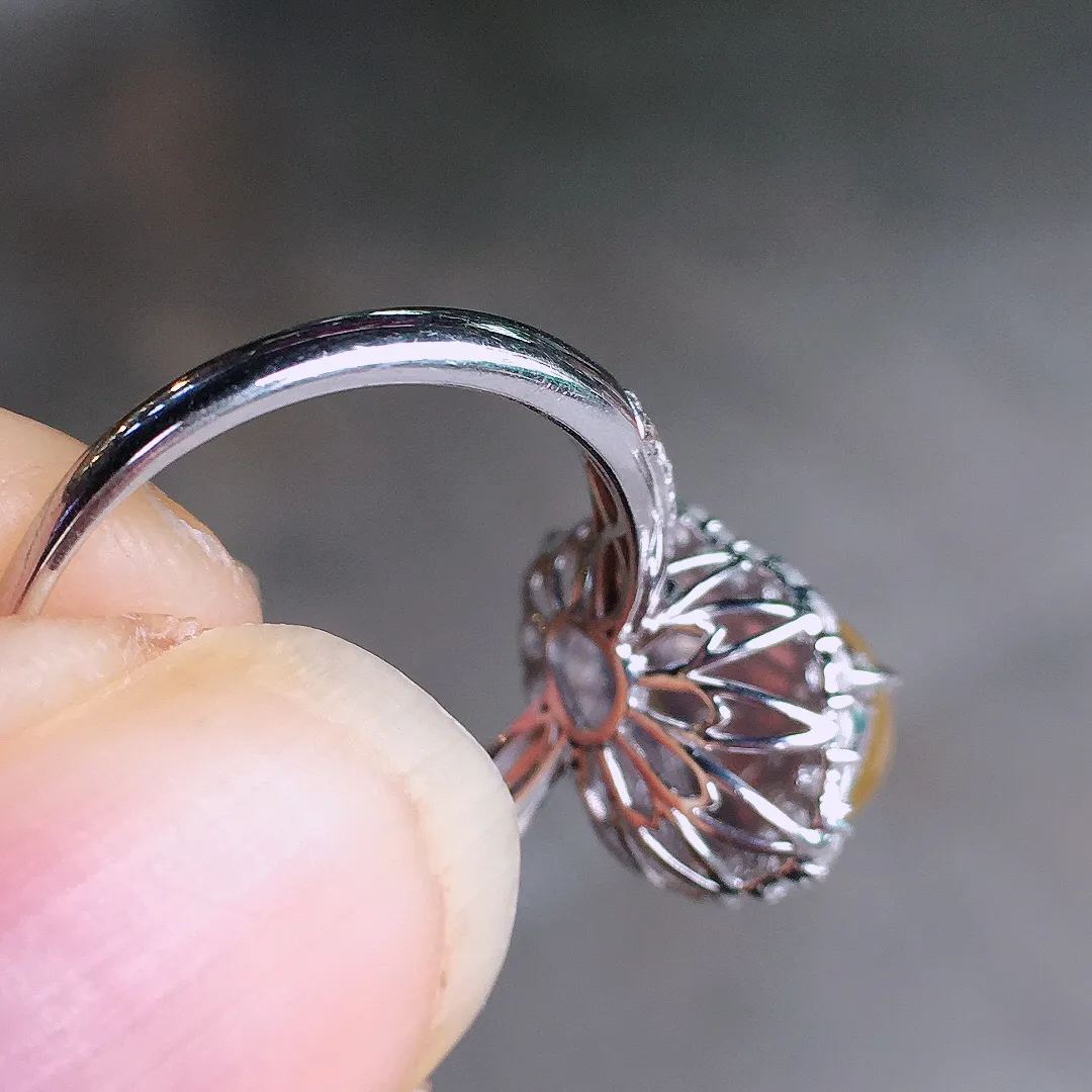 黄翡葫芦戒指，色泽均匀艳丽，玉质细腻，荧光感超
强，饱满圆润，尽显优雅气质，18k
金豪华镶嵌