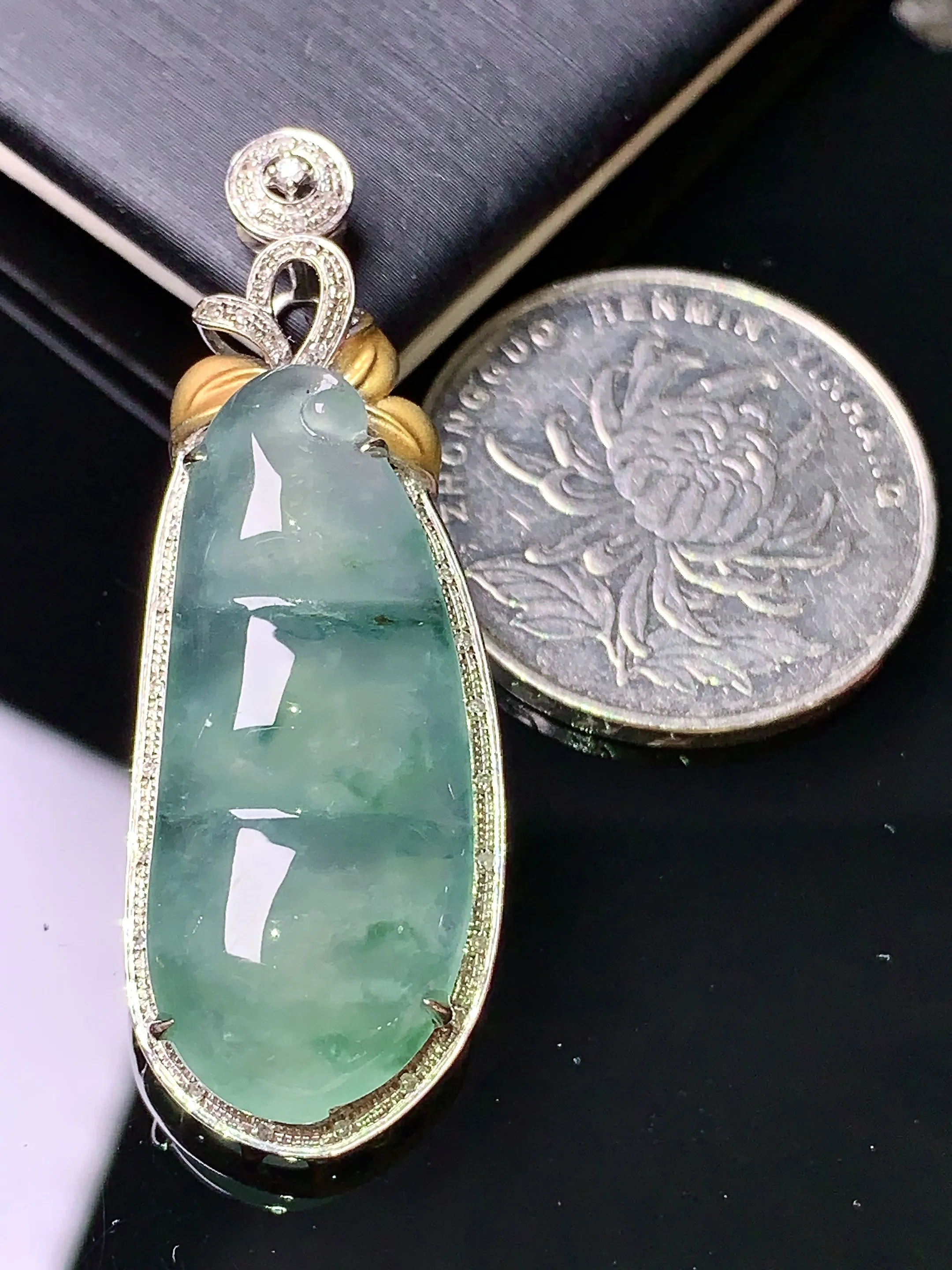 18k金钻镶嵌冰种飘花四季豆吊坠 玉质细腻 色泽清新艳丽 整体尺寸42.8*15.5*9