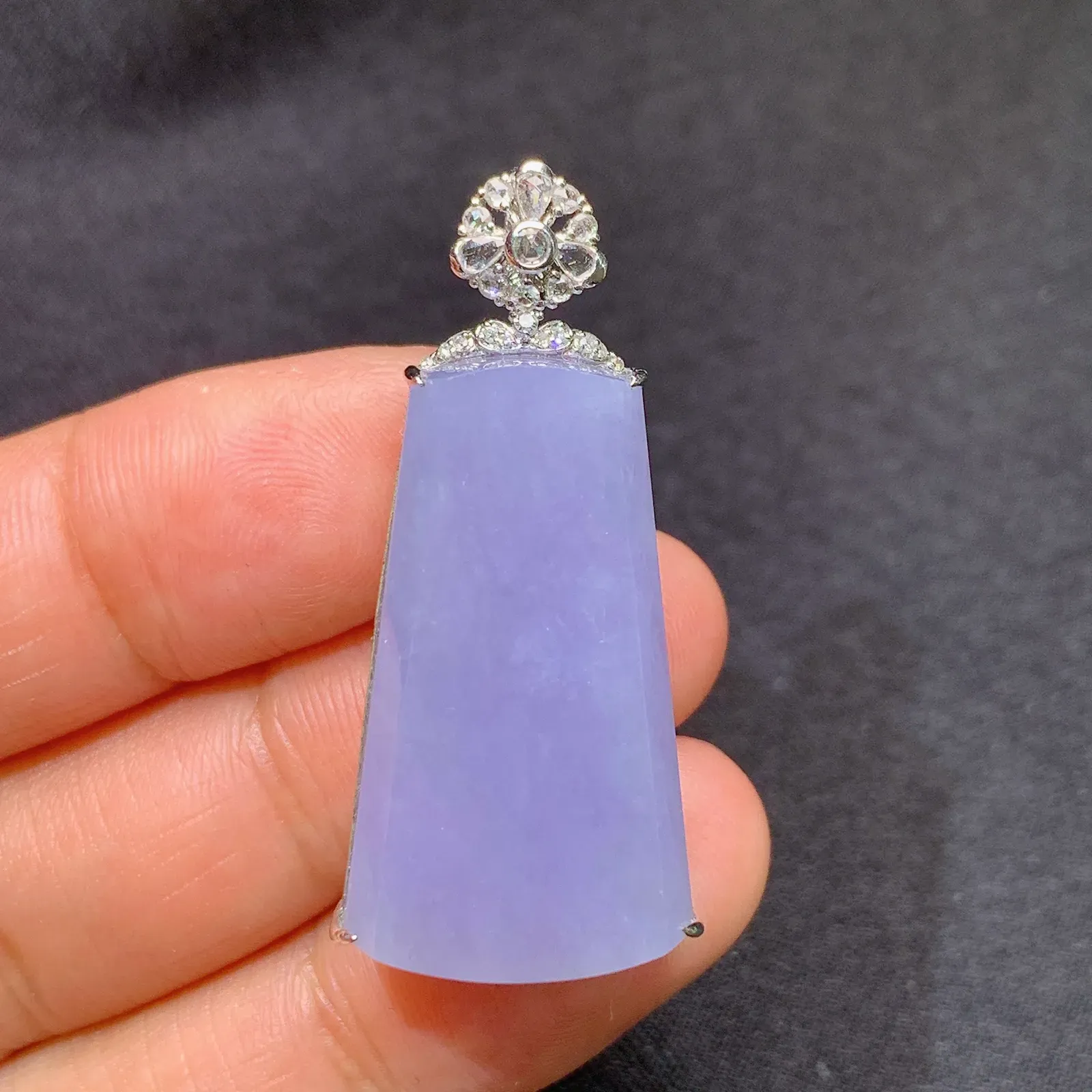 紫罗兰无事牌吊坠，18k金镶嵌，温润细腻，颜色鲜艳 尺寸37.7*17.5*7.6