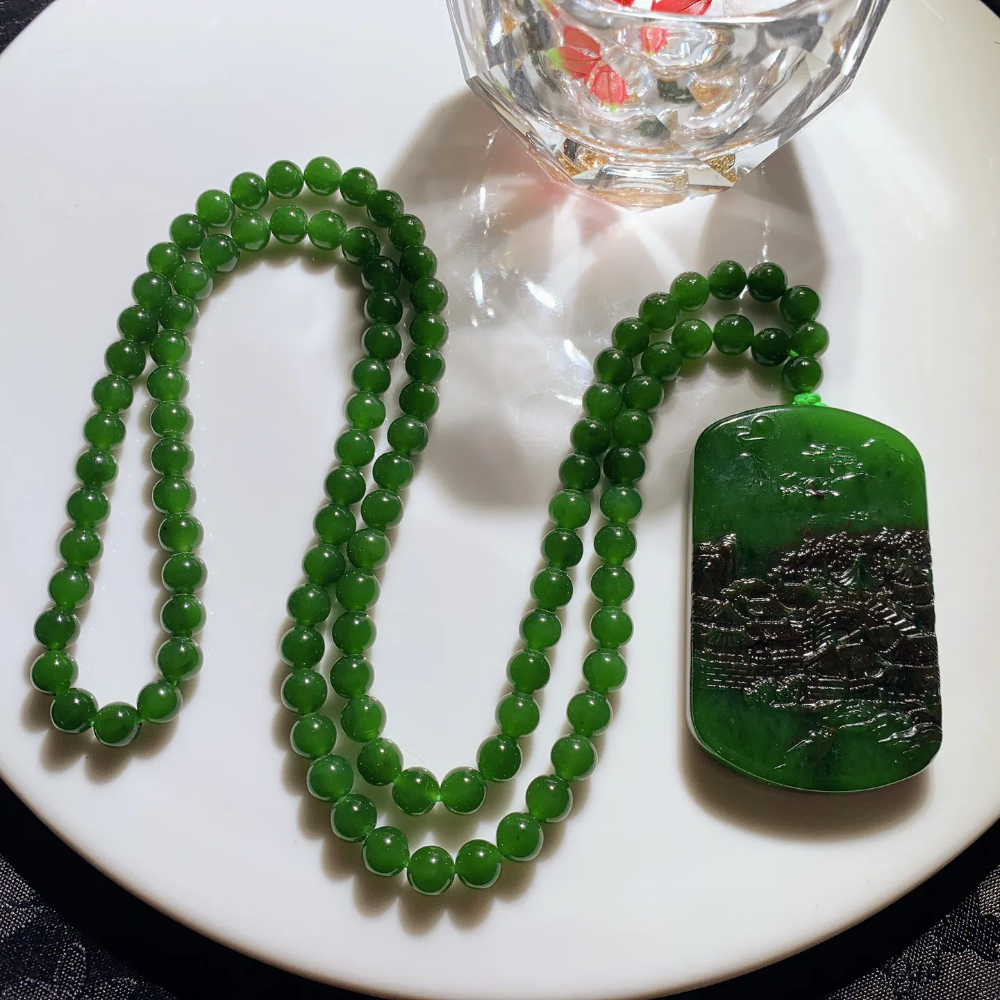 和田玉七号矿红皮料阳绿俄罗斯碧玉山水怡情牌子挂件。尺寸54/33/7重69.5克。玉质细腻油润。手推出油。佩戴高端典雅。lt251113