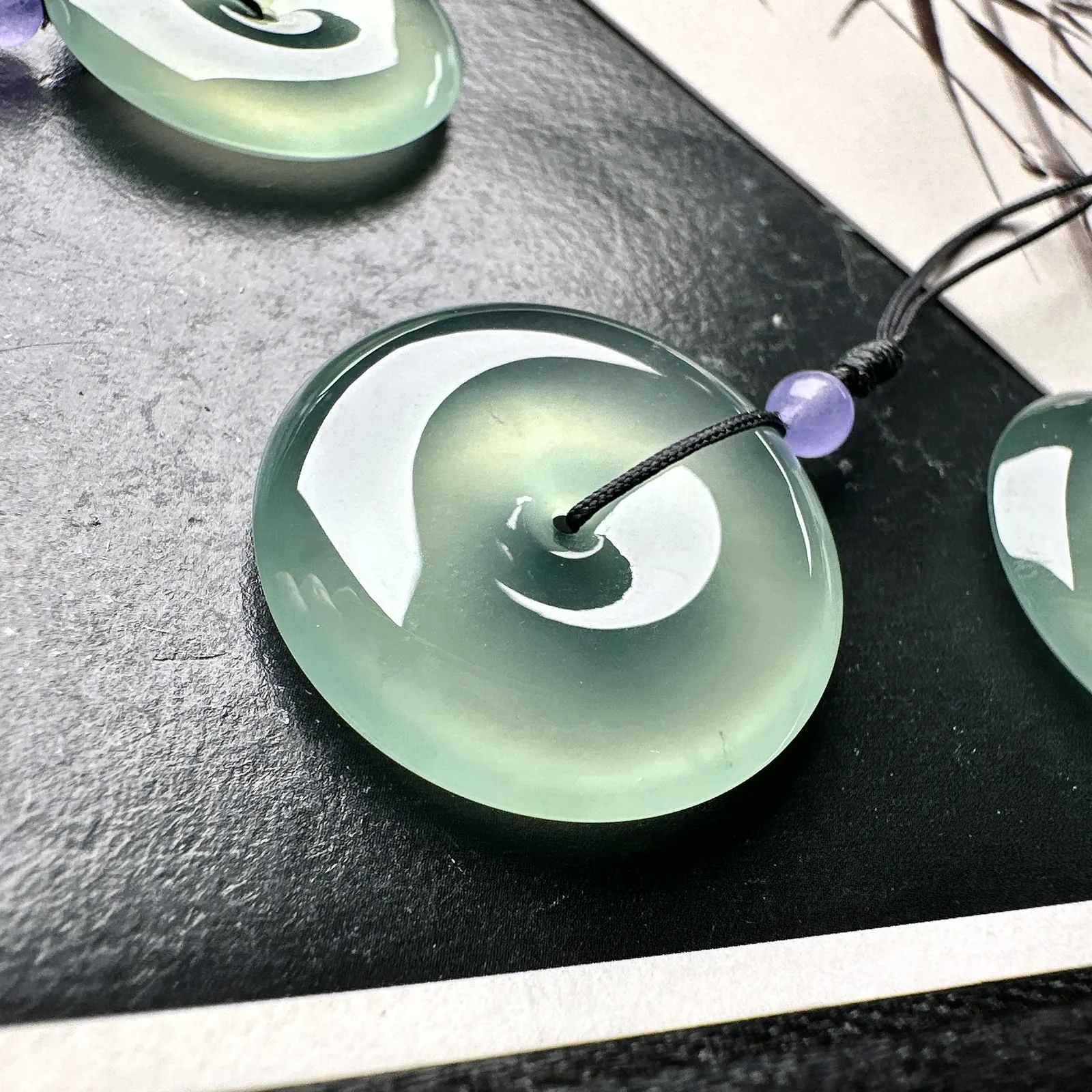 【冰种晴绿平安扣三件】质地细腻，品质很好，冰感十足，胶感明显，收藏品质。尺寸22.6*4.9毫米，尺寸23.6*5.3毫米