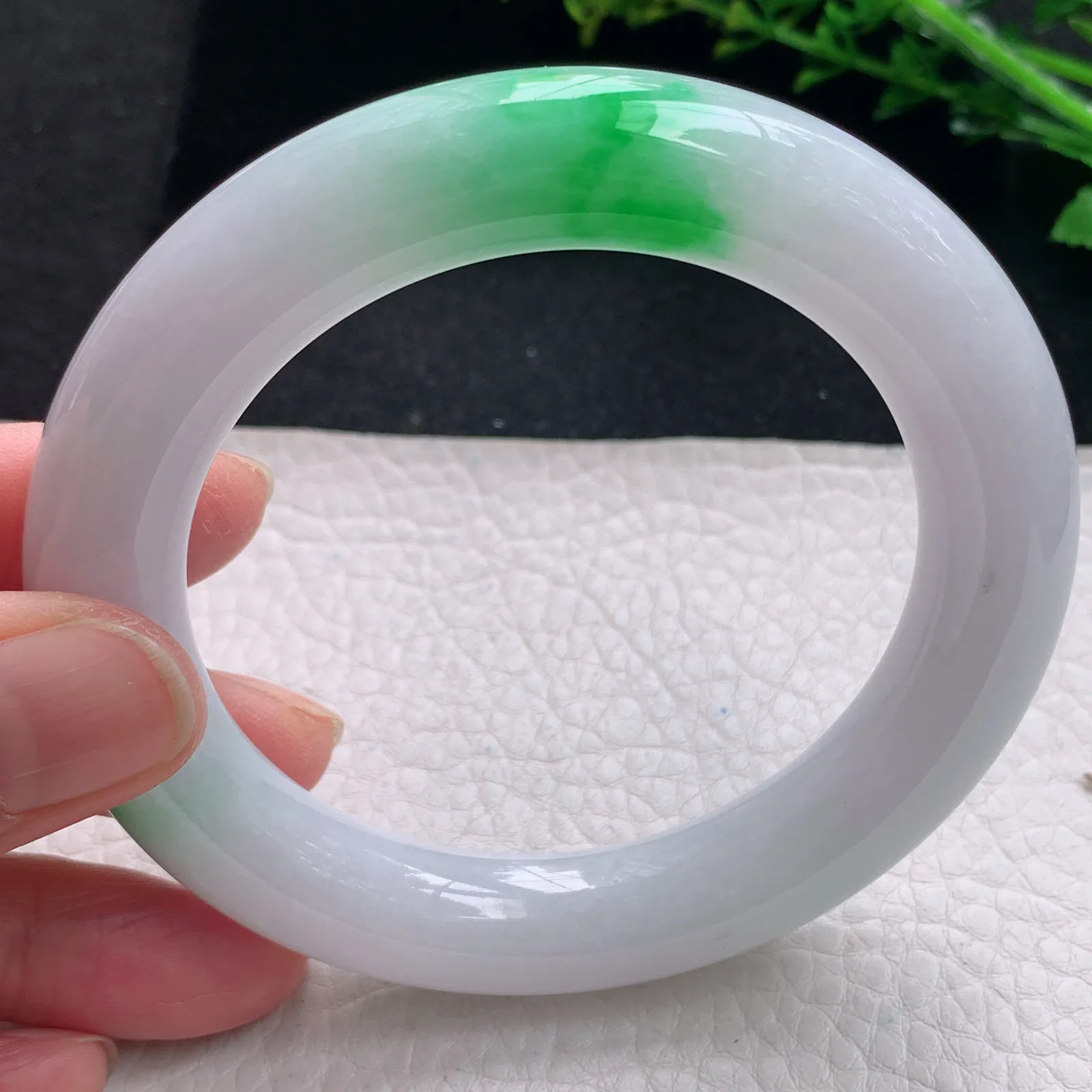 yh自然光58*12胖圆镯 缅甸翡翠a货手镯水润飘阳绿圆条美人镯