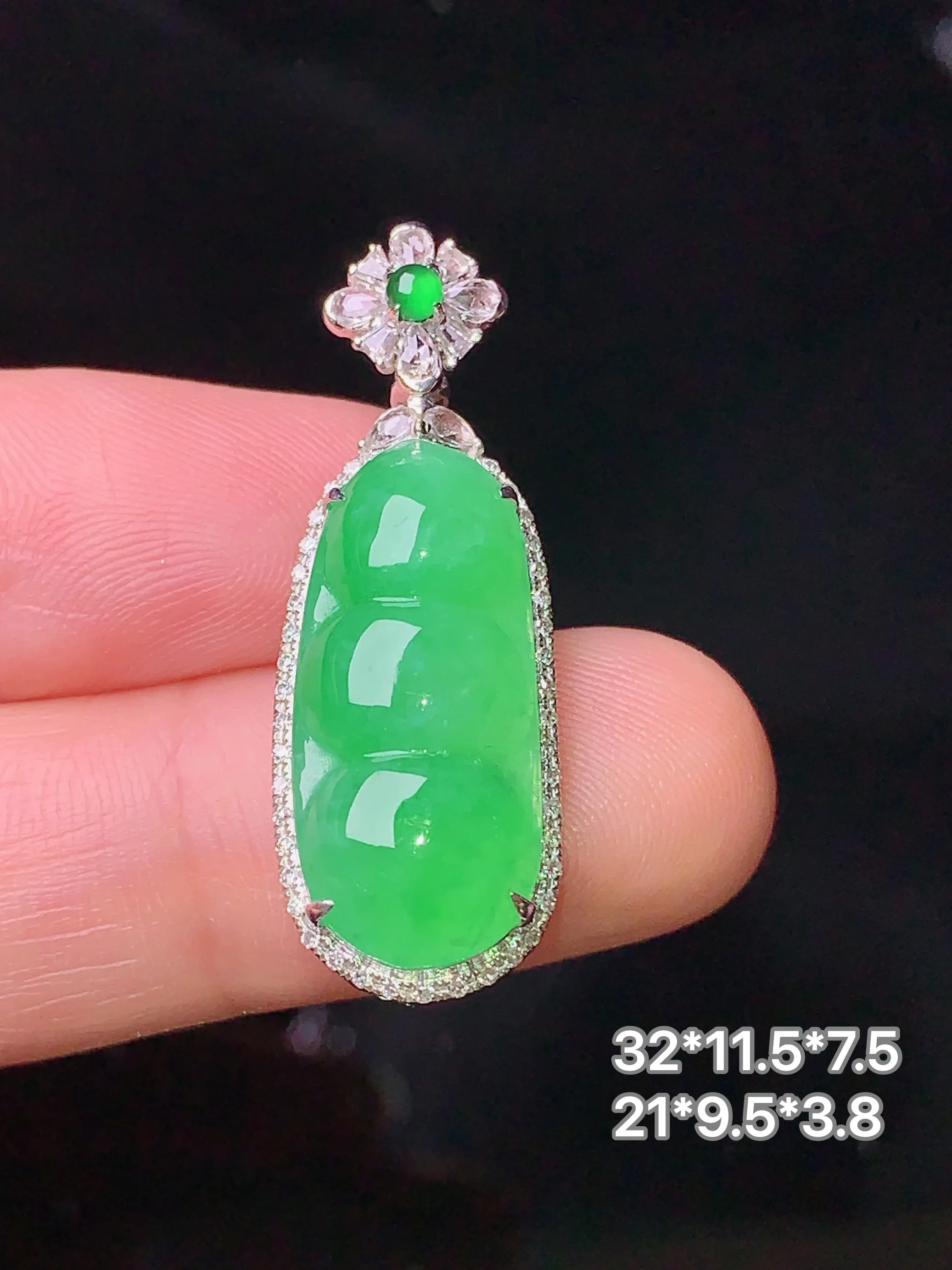 18k金钻镶嵌翠绿四季豆吊坠 玉质细腻 色泽清新艳丽 整体尺寸32*11.5*7.5