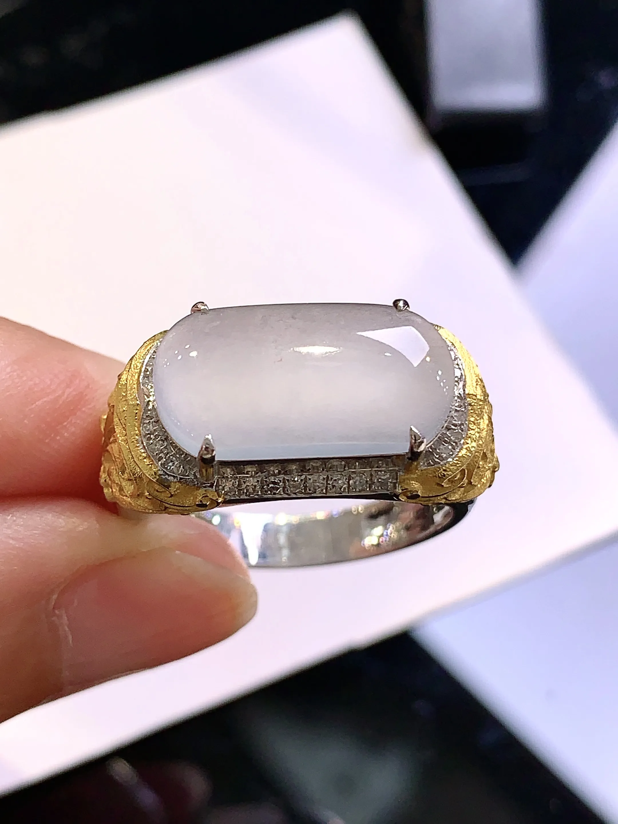 18k金钻镶嵌冰种马鞍戒指 玉质细腻 色泽清新艳丽 圈口20.5 裸石尺寸16.8*8.8*2.6