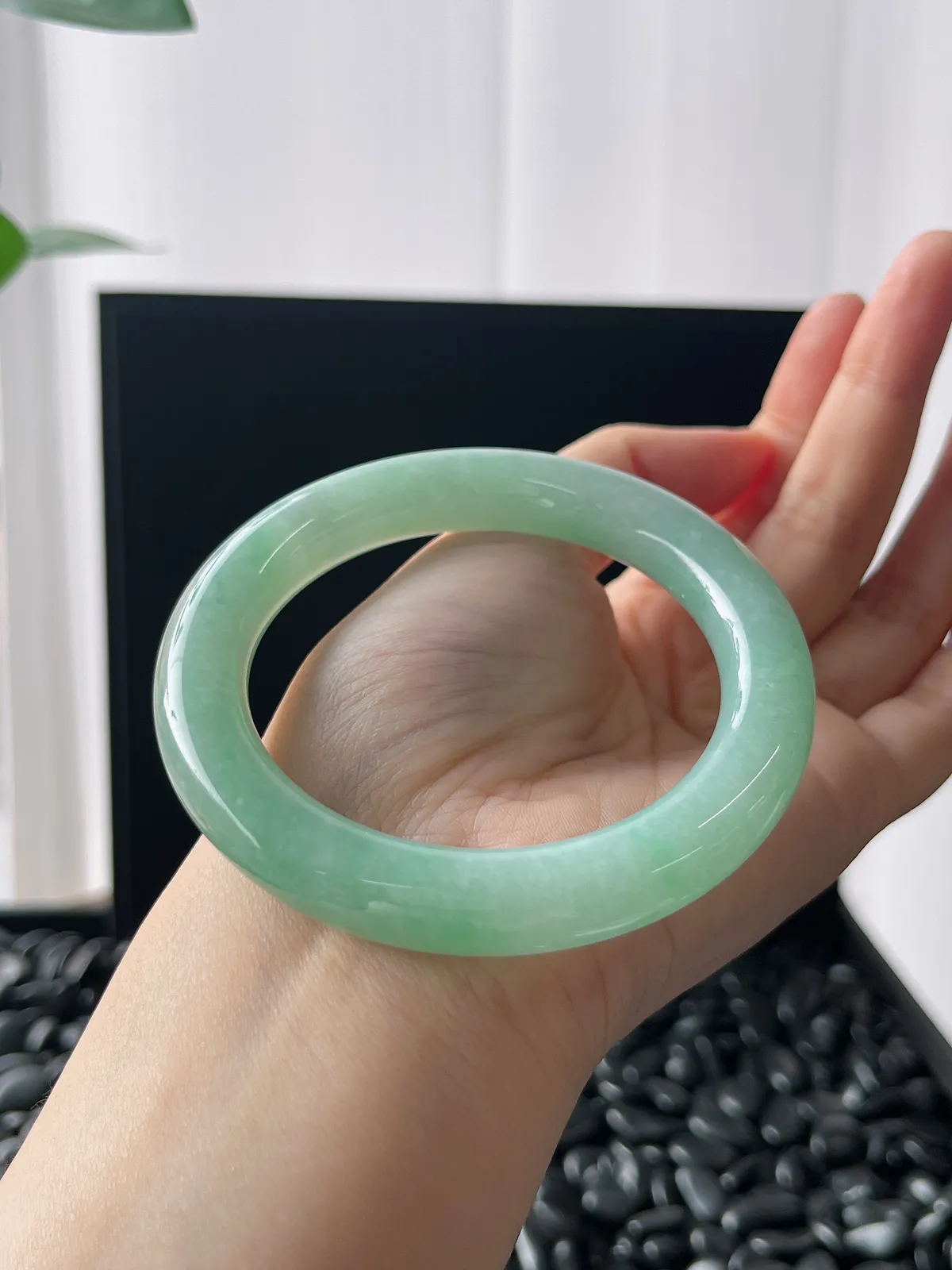 圆条55，翡翠冰糯种淡绿色手镯