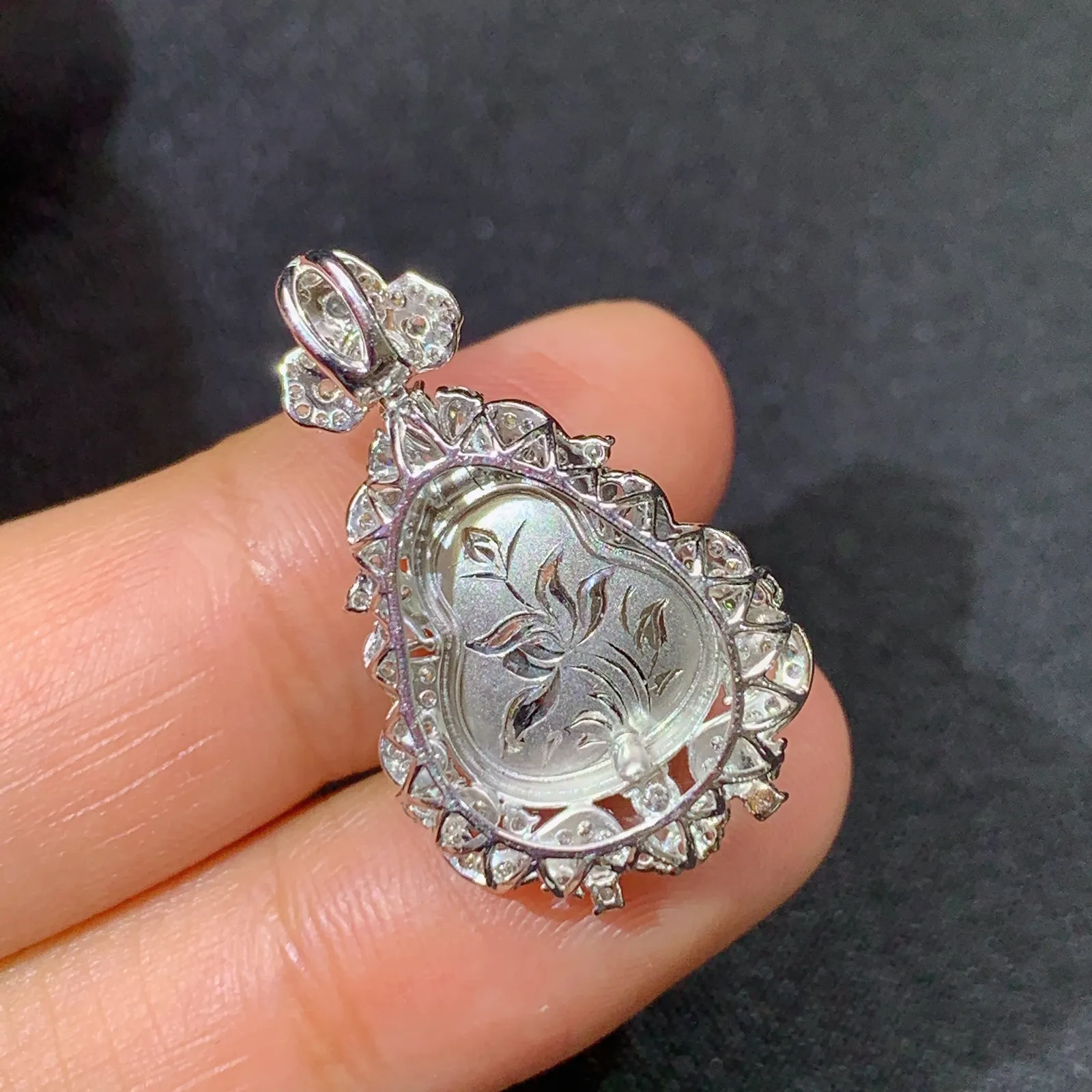 阳绿葫芦吊坠，18k金镶嵌，色泽鲜阳，冰润细腻，种水足 尺寸27.2*16.3*8.5