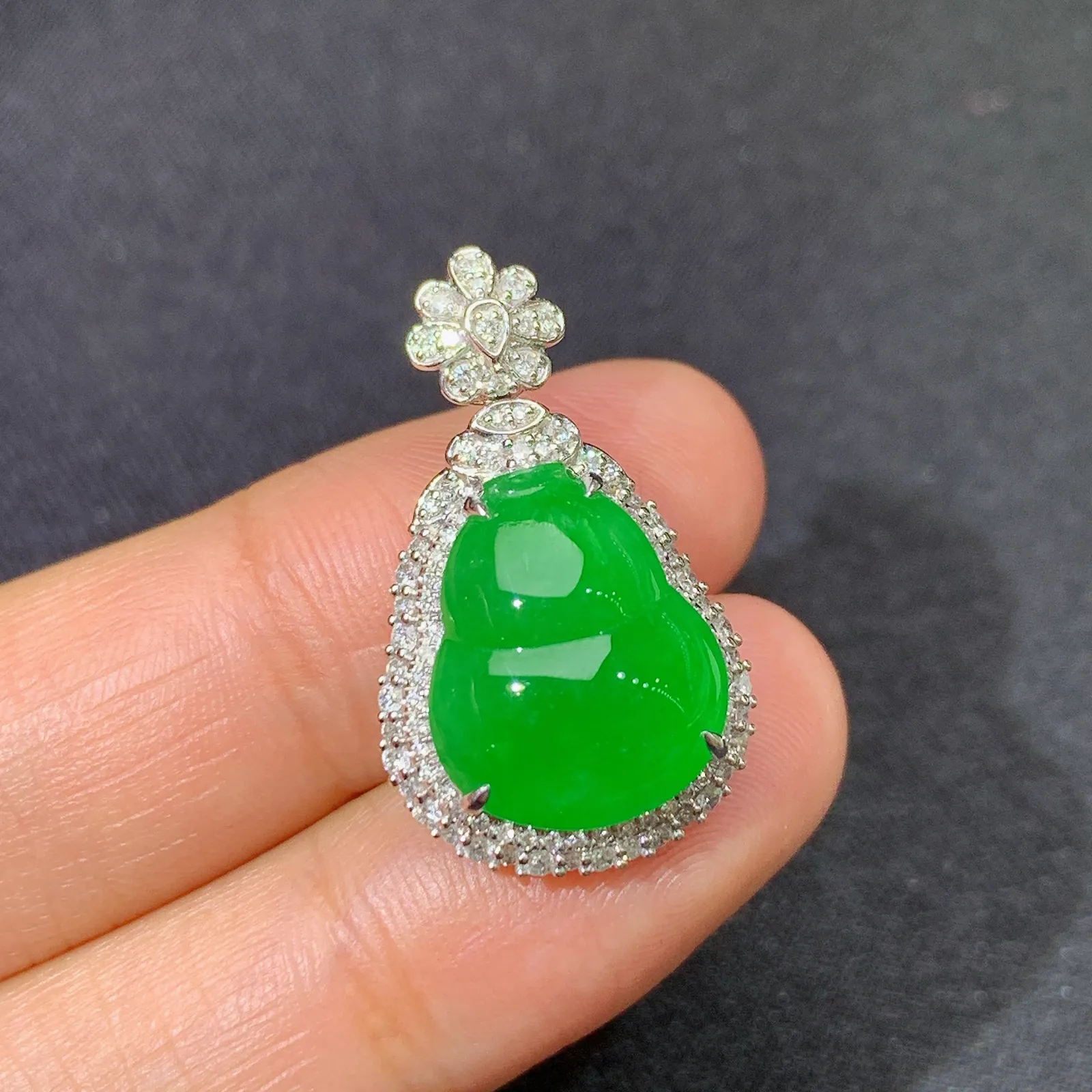 阳绿葫芦吊坠，18k金镶嵌，色泽鲜阳，冰润细腻，种水足 尺寸25.4*15*9.5