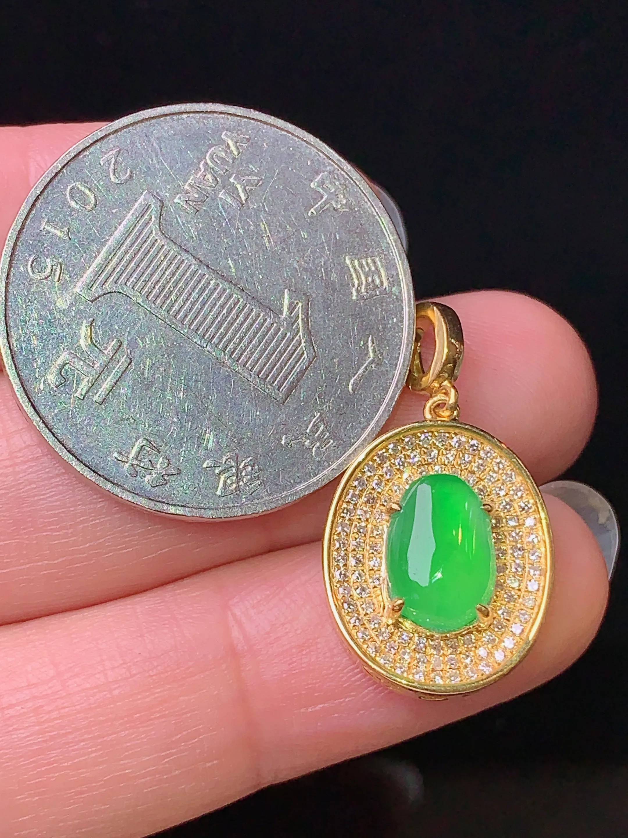 18k金钻镶嵌满绿蛋面吊坠 玉质细腻 色泽清新艳丽 整体尺寸24.2*13.5*5.5