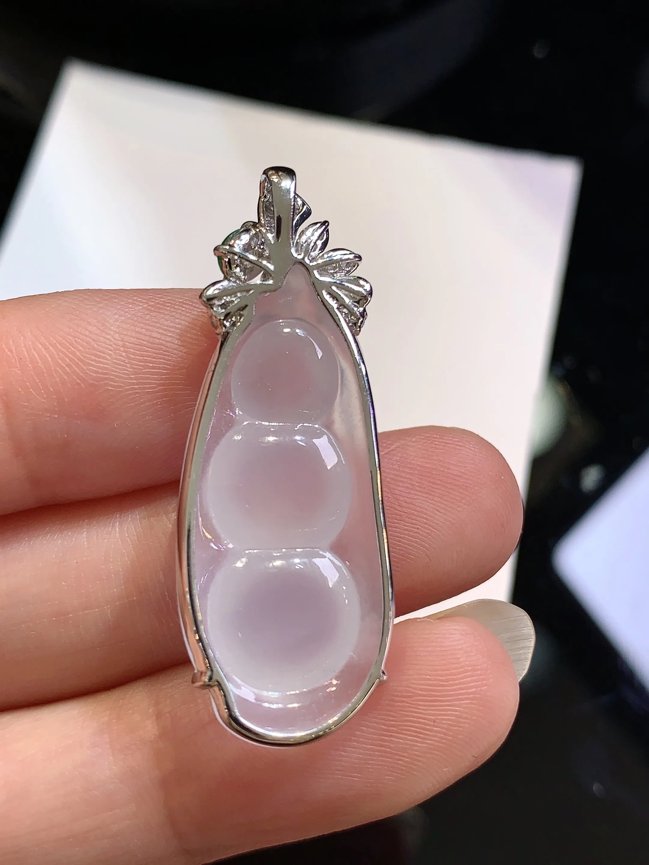 18k金钻镶嵌冰种四季豆吊坠 玉质细腻 色泽清新艳丽 整体尺寸37.3*13.6*6.8