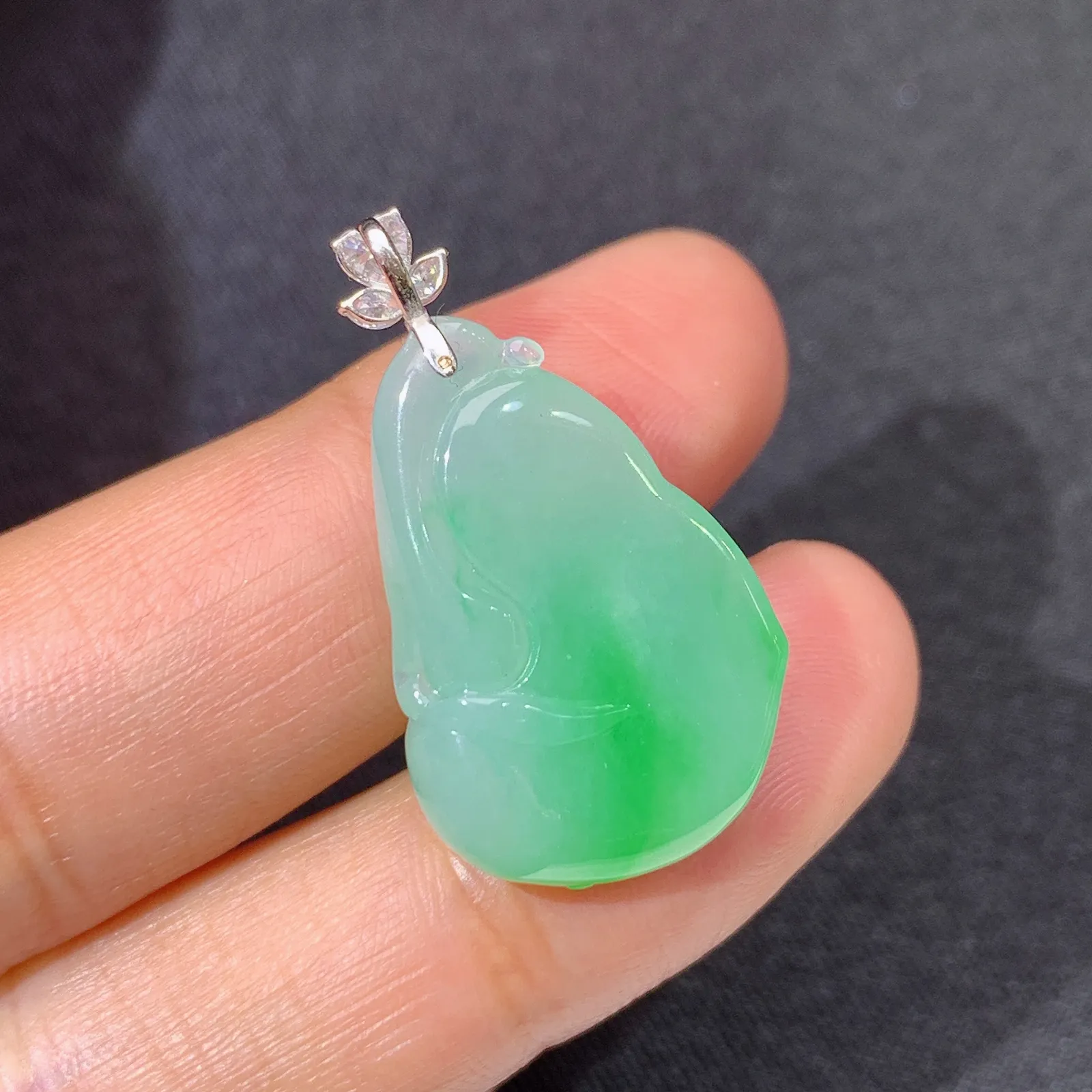 飘绿如意吊坠，18k金镶嵌，冰润色阳，玉质细腻，种水足 尺寸28.4*16.1*6