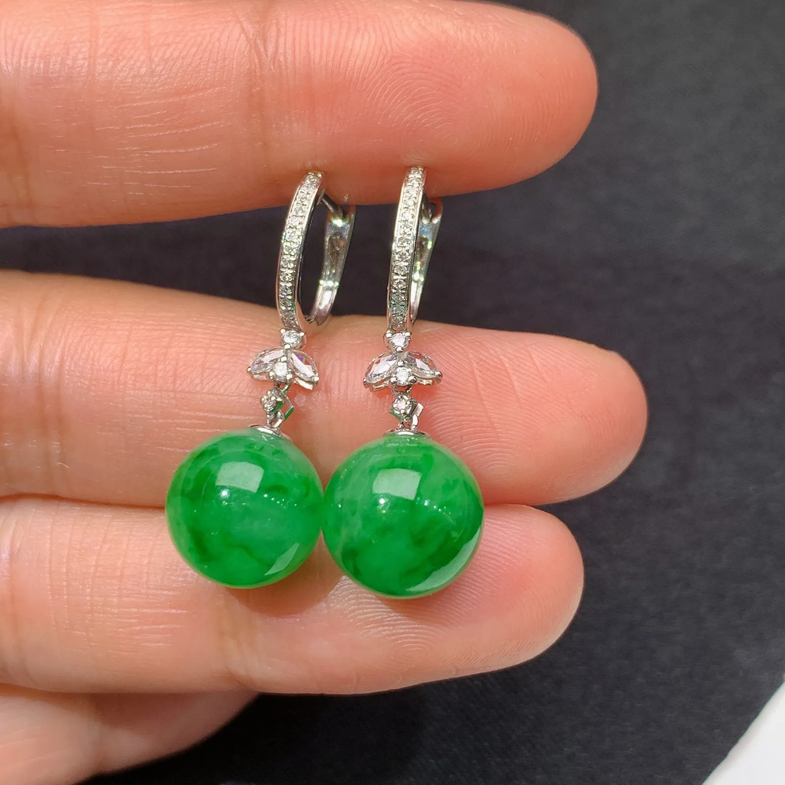 阳绿圆珠耳坠，18k金镶嵌，简约时尚，冰润色阳，种水足 直径10.5