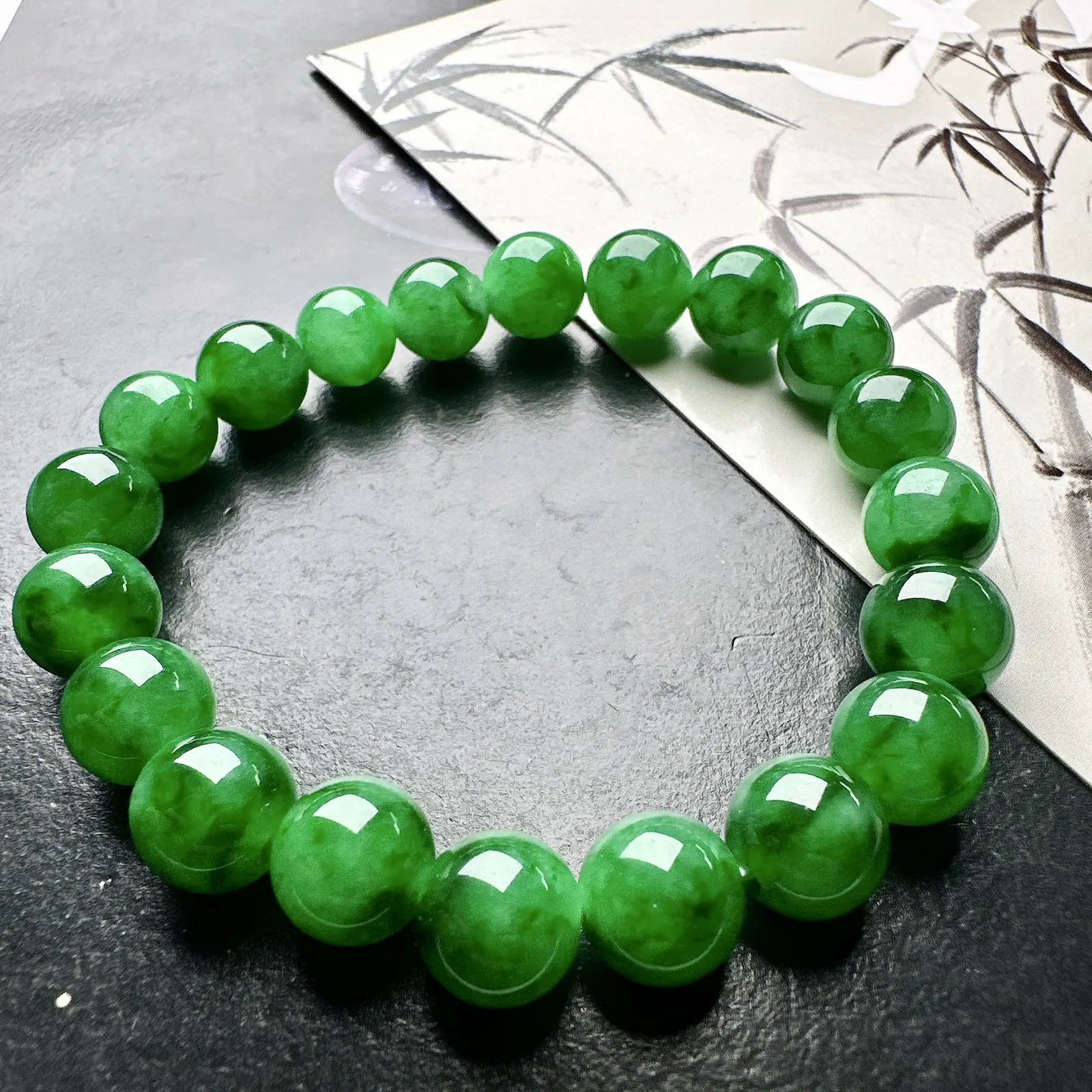 【冰种满绿圆珠手串】辣绿色泽，冰感十足，通透闪亮，颜色很艳丽，收藏品质，推荐入手