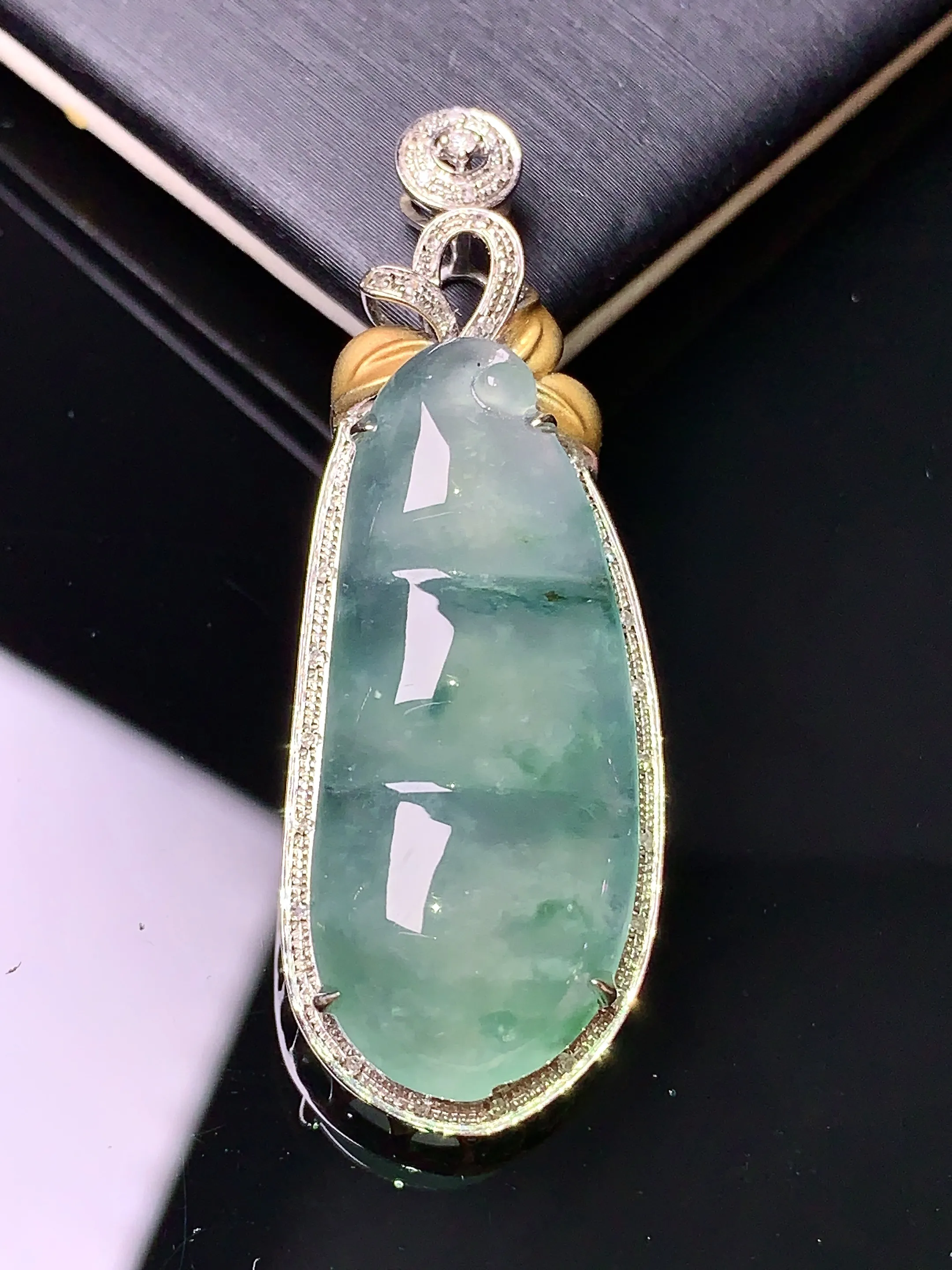 18k金钻镶嵌冰种飘花四季豆吊坠 玉质细腻 色泽清新艳丽 整体尺寸42.8*15.5*9