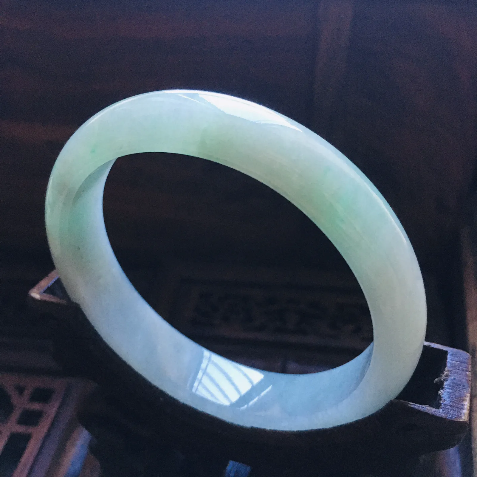 贵妃53飘绿手镯，水润细腻，自然光实拍～尺寸：53.2*46.9*12*6.9（毫米），适合正圈51圈口大小，手工测量略有误差