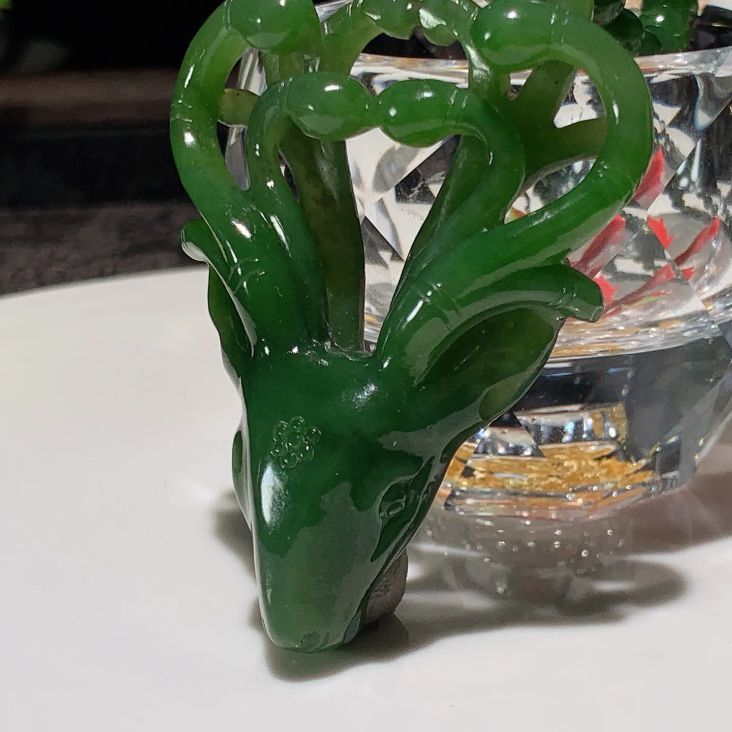 和田玉菠菜绿俄罗斯碧玉一路向前鹿头挂件。尺寸70/46/15重70克。玉质细腻油润。手推出油。佩戴高端典雅。lt251113