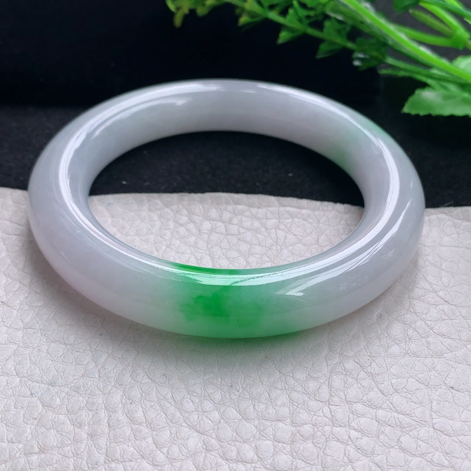 yh自然光58*12胖圆镯 缅甸翡翠a货手镯水润飘阳绿圆条美人镯