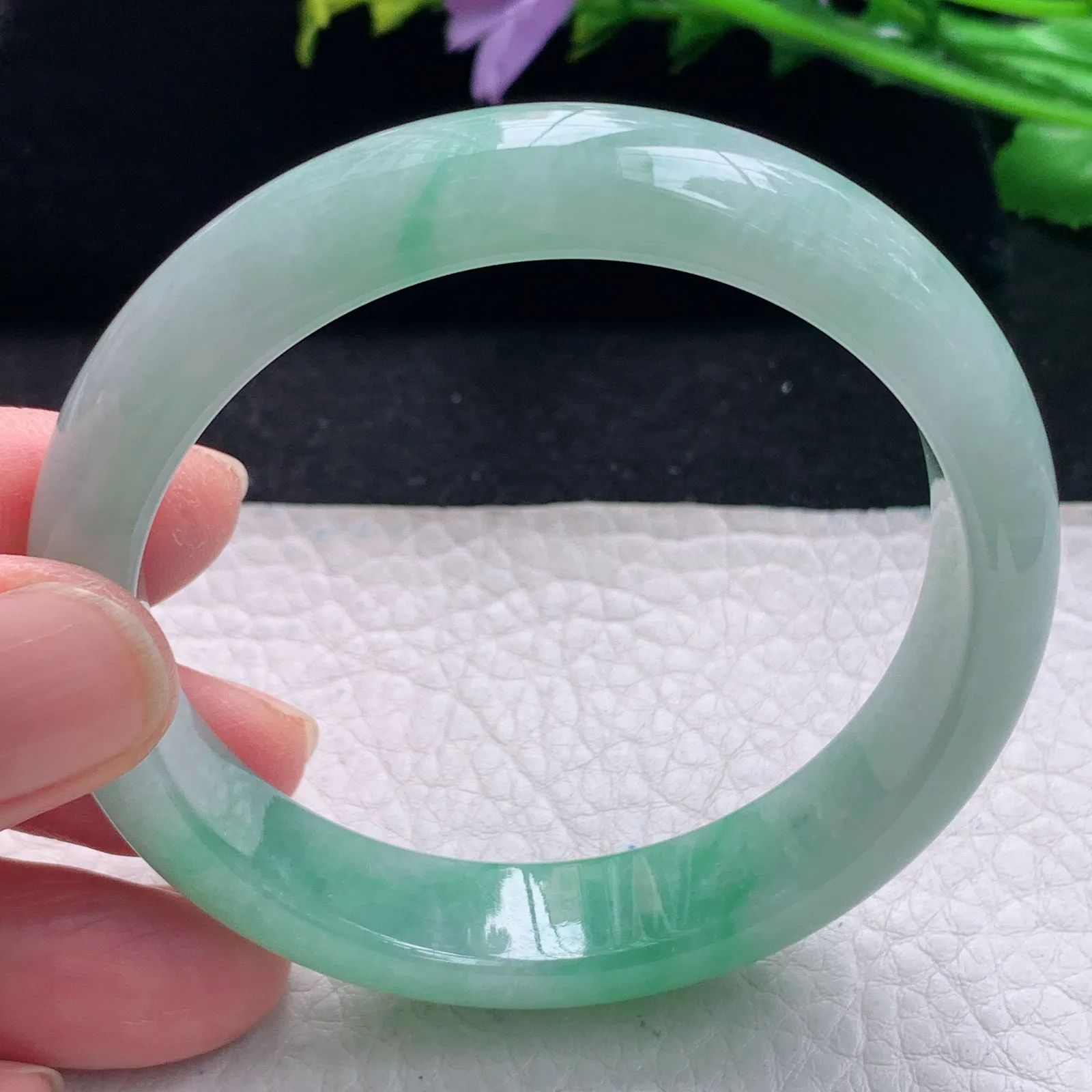 js自然光55*12.5*7.3平安镯 缅甸翡翠a货手镯飘绿清新宽边玉手环