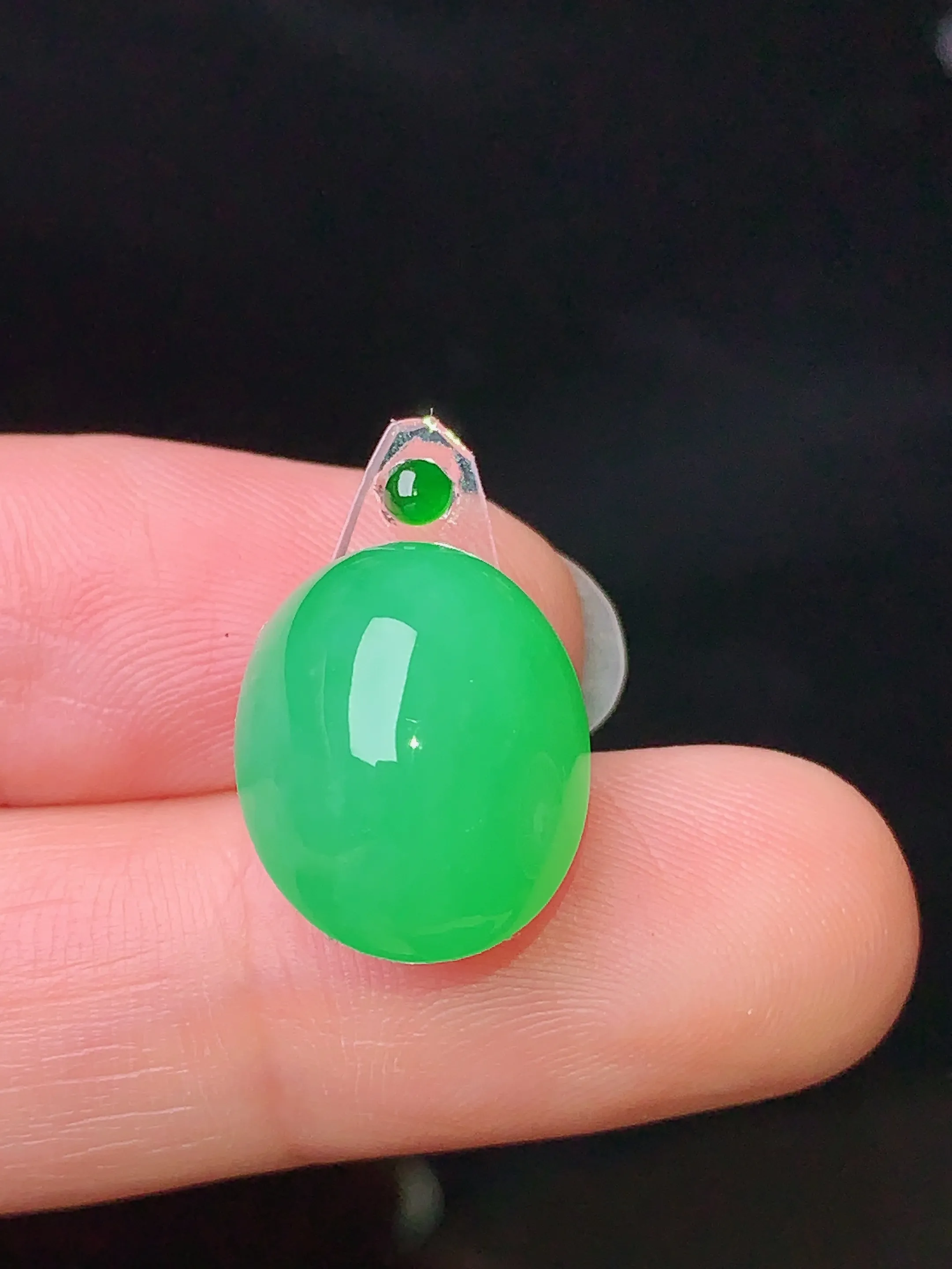 镶嵌款 翠绿蛋面吊坠 玉质细腻 色泽清新艳丽 整体尺寸15*12.5*8.5