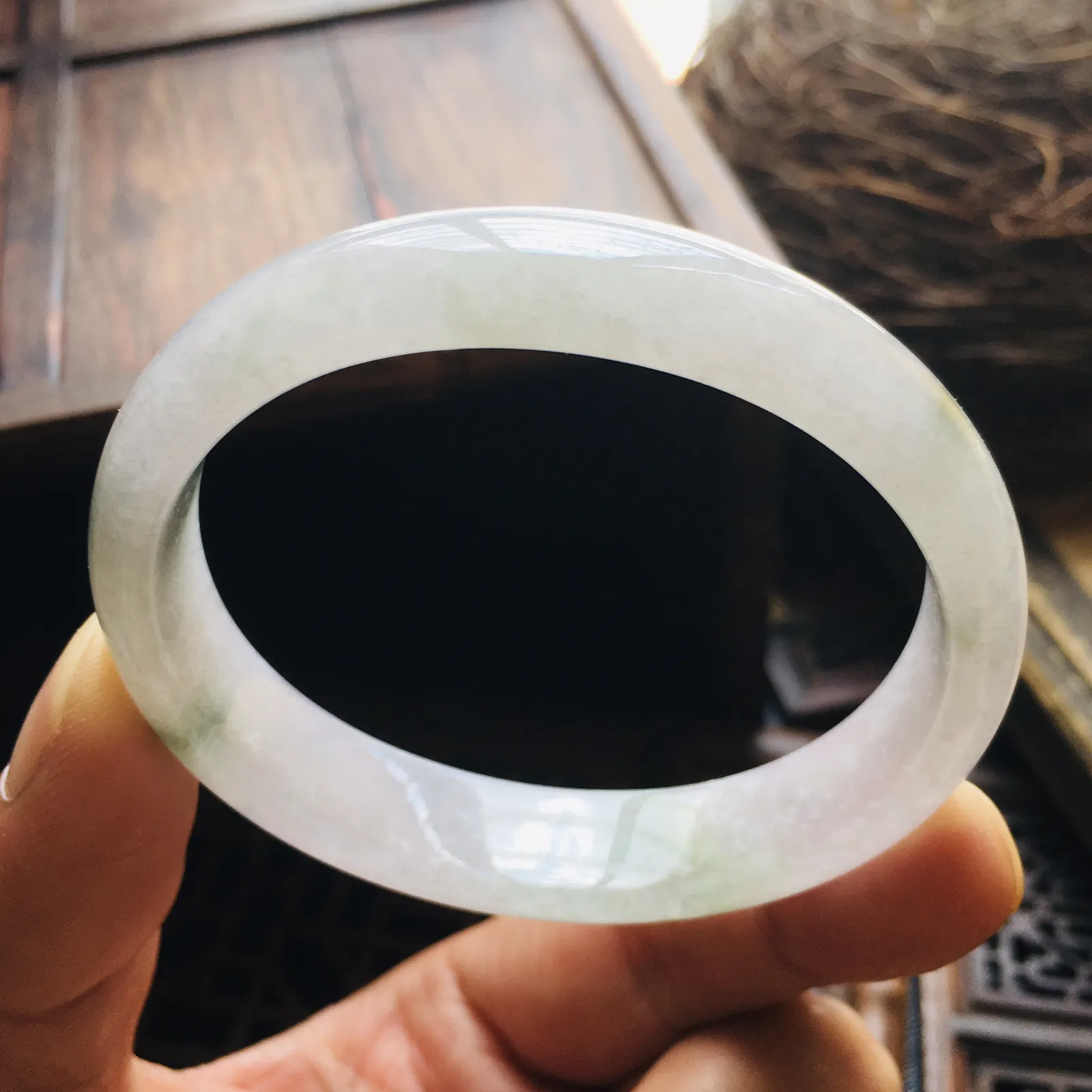 贵妃55.6冰飘花手镯，特色韵味雪花棉，自然光实拍～尺寸：55.6*48.3*12.1*6.9（毫米），适合正圈53.5圈口大小，手工测量略有误差