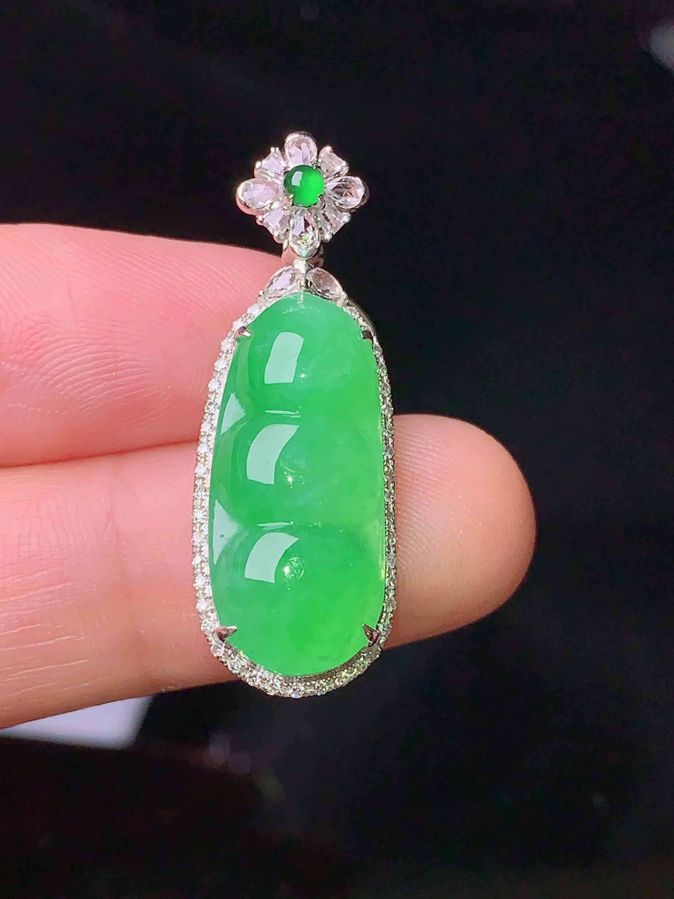 18k金钻镶嵌翠绿四季豆吊坠 玉质细腻 色泽清新艳丽 整体尺寸32*11.5*7.5