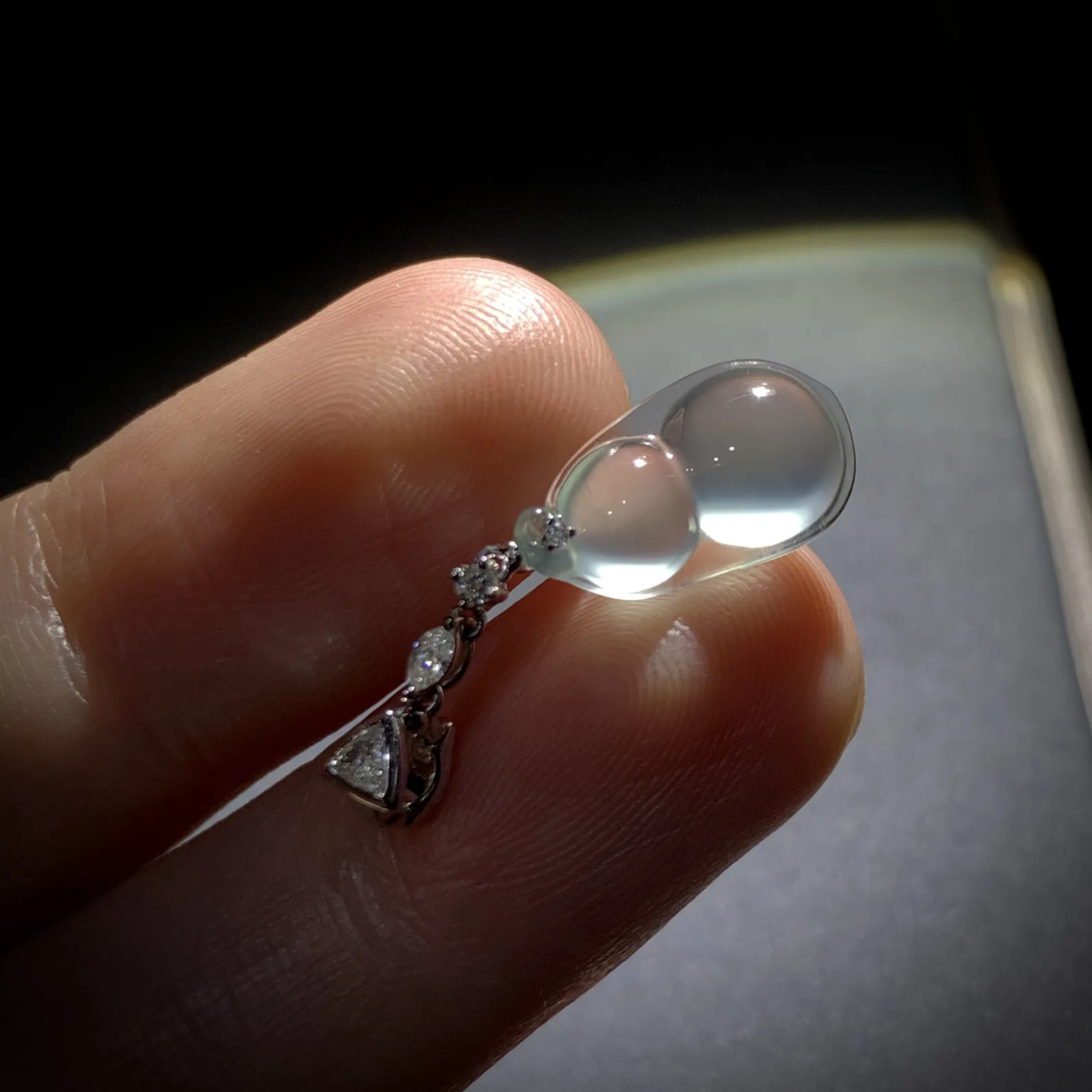 玻璃种精品豆子，
27-裸石17.2-8.8-5.5mm，
18K金，南非钻，