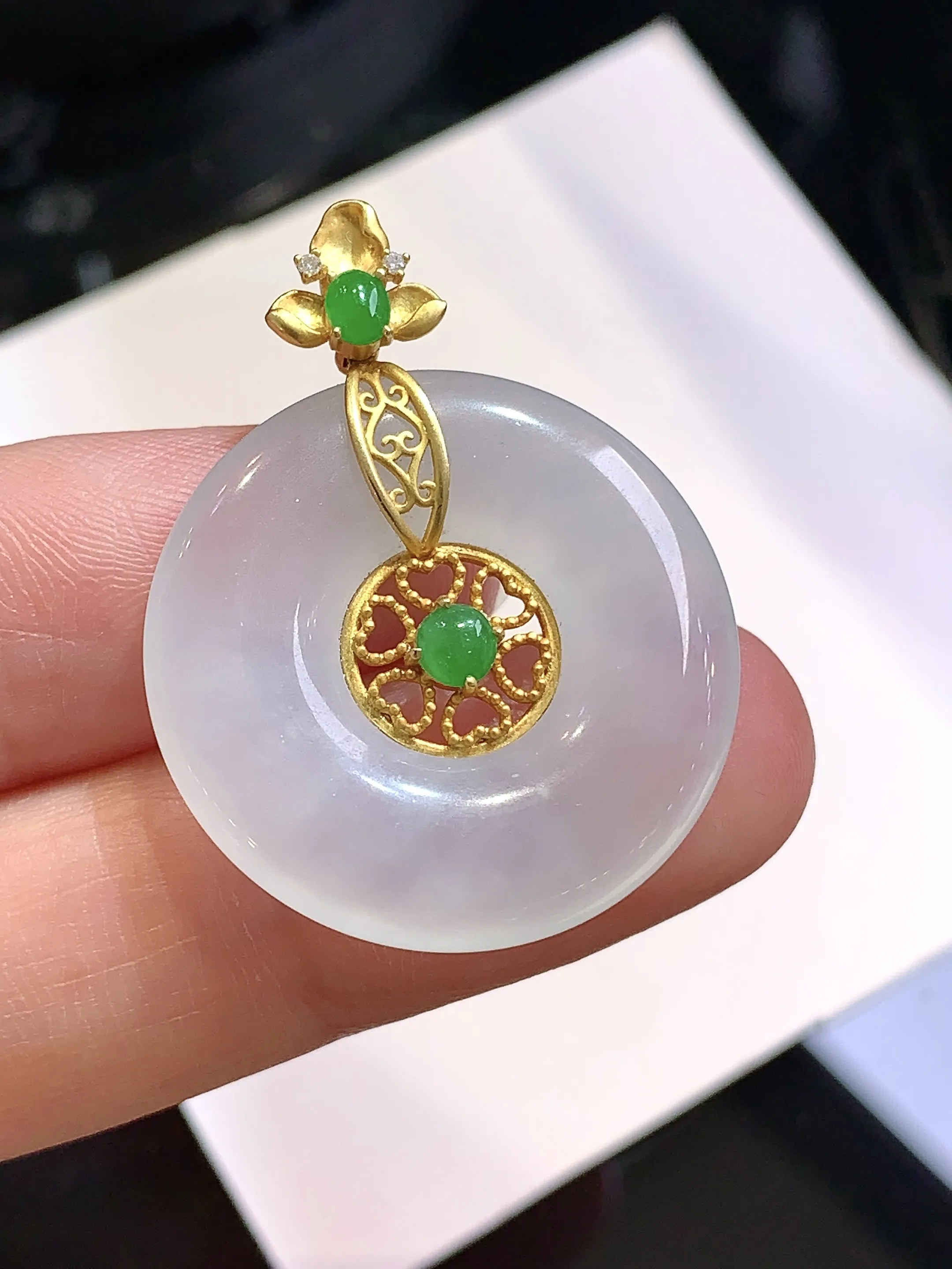 18k金镶嵌冰种平安环吊坠 玉质细腻 色泽清新艳丽 整体尺寸31.5*24.5*4