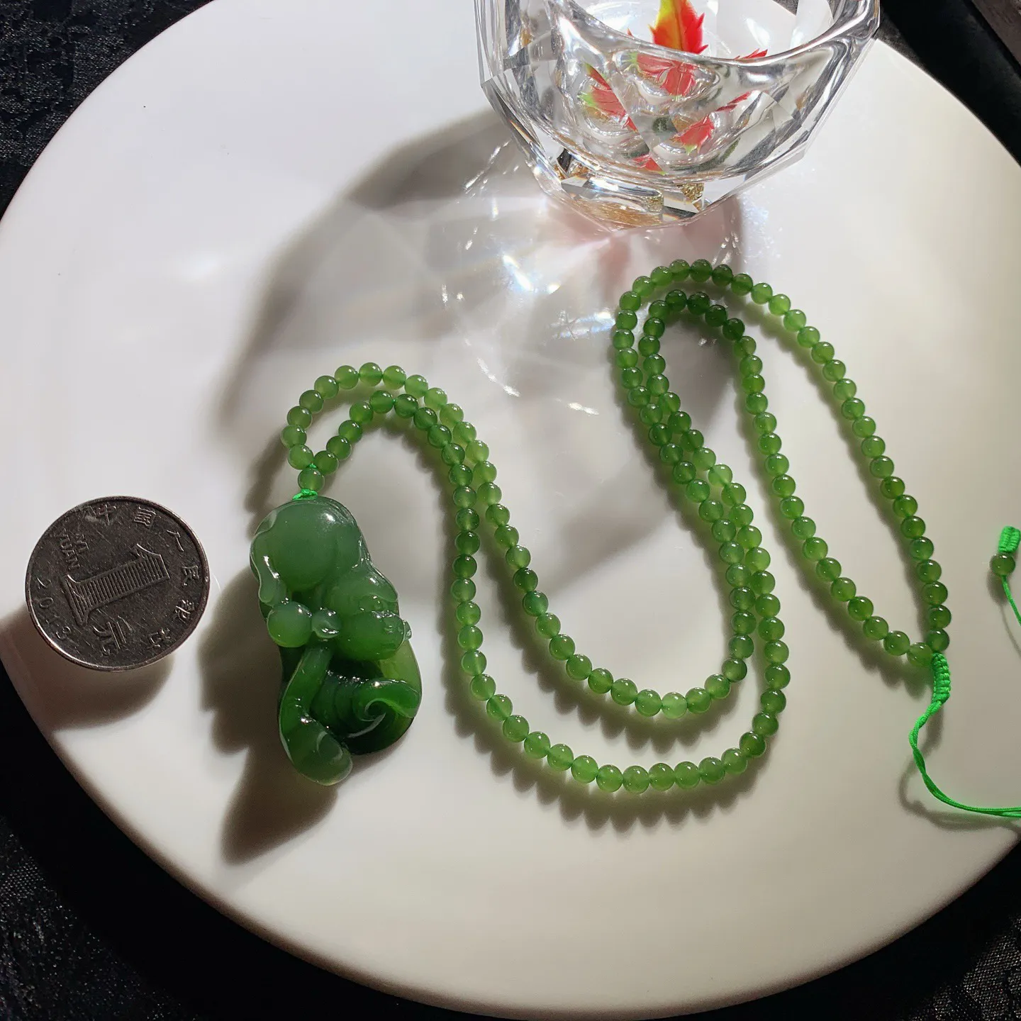 和田玉阳绿俄罗斯碧玉灵猴献寿猴子挂件。尺寸41/22/11重28克。玉质细腻油润。手推出油。佩戴高端典雅。lt251113