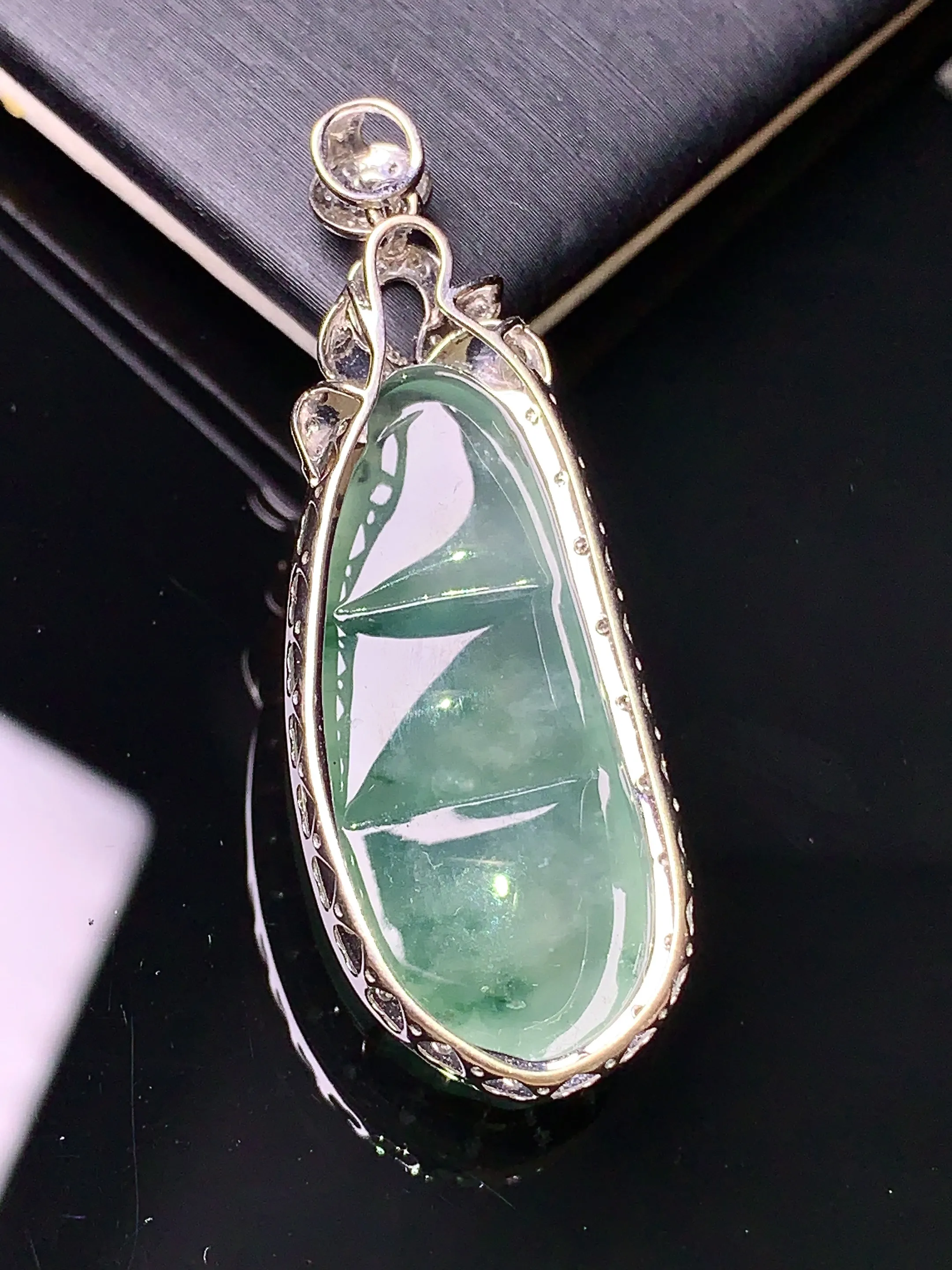 18k金钻镶嵌冰种飘花四季豆吊坠 玉质细腻 色泽清新艳丽 整体尺寸42.8*15.5*9