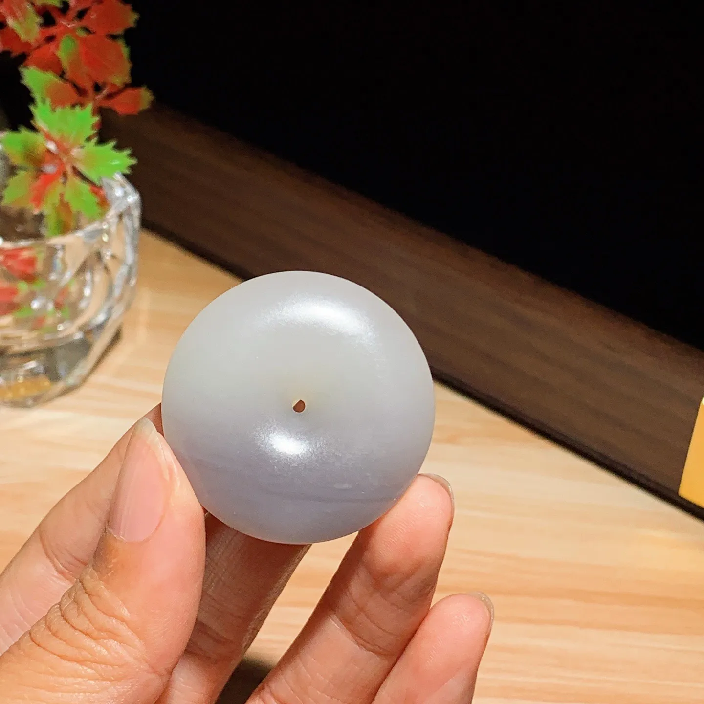 和田玉白加紫罗兰平安扣挂件。尺寸37/9重21克。玉质细腻油润。手推出油。佩戴高端典雅。lt251113