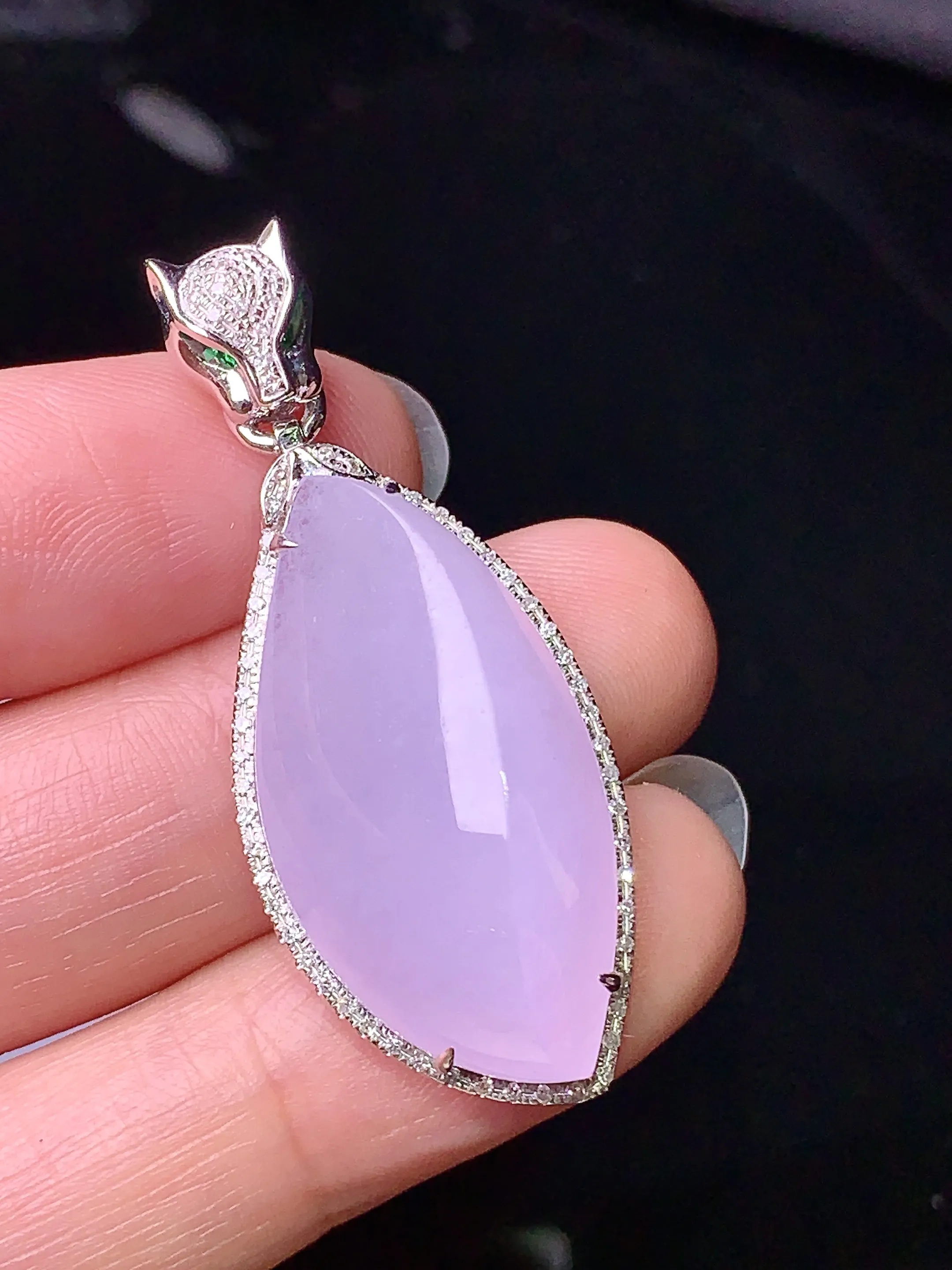 18k金钻镶嵌紫罗兰随形吊坠 玉质细腻 色泽清新艳丽 整体尺寸41.7*17*11.5