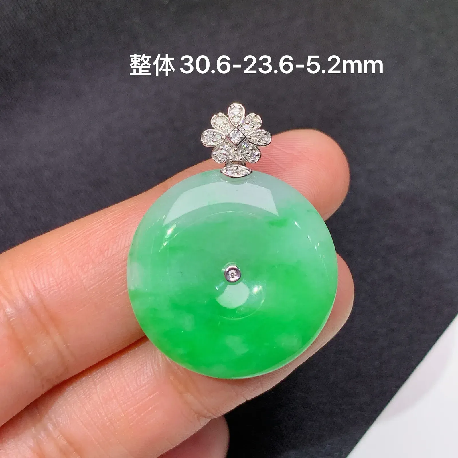 阳绿平安扣吊坠，18k金镶嵌，色泽鲜阳，冰润细腻，种水足 尺寸30.6*23.6*5.2