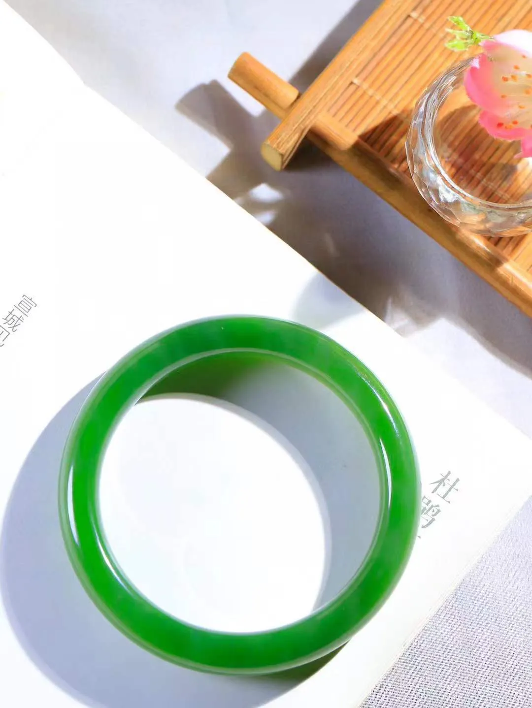 【碧波流转·手镯】

收藏级臻品️和田玉碧玉猫眼手镯，玉质细腻温润，手感舒适，️线条流畅，简约大气，美自天成，佩戴于腕间，婉约之美，举手投足间透出那份低调奢华，醉人心扉。
重50.7克 内径圈口57.5mm尺寸11.4-8.9mm  FDA-131101308