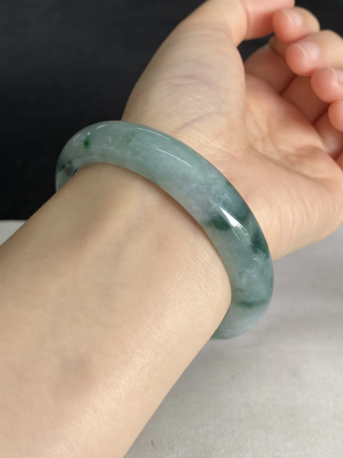 正圈56.5圈口，翡翠糯化种飘绿手镯