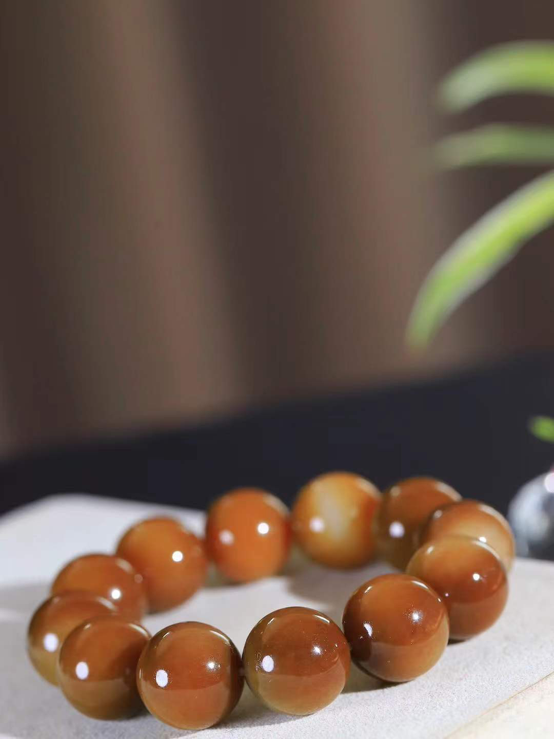 【珠圆玉润.手串】

精品和田玉糖白玉珠圆玉润手串 玉质温润细腻  整串打磨圆润，佩戴舒适。珠珠落玉盘，间关莺语花底滑，一生美好时光，无论身在何处，都有它相伴相守。事事顺遂，幸福美满，吉祥如意。重143.2克   尺寸取一19.9mm   FDL-691151300