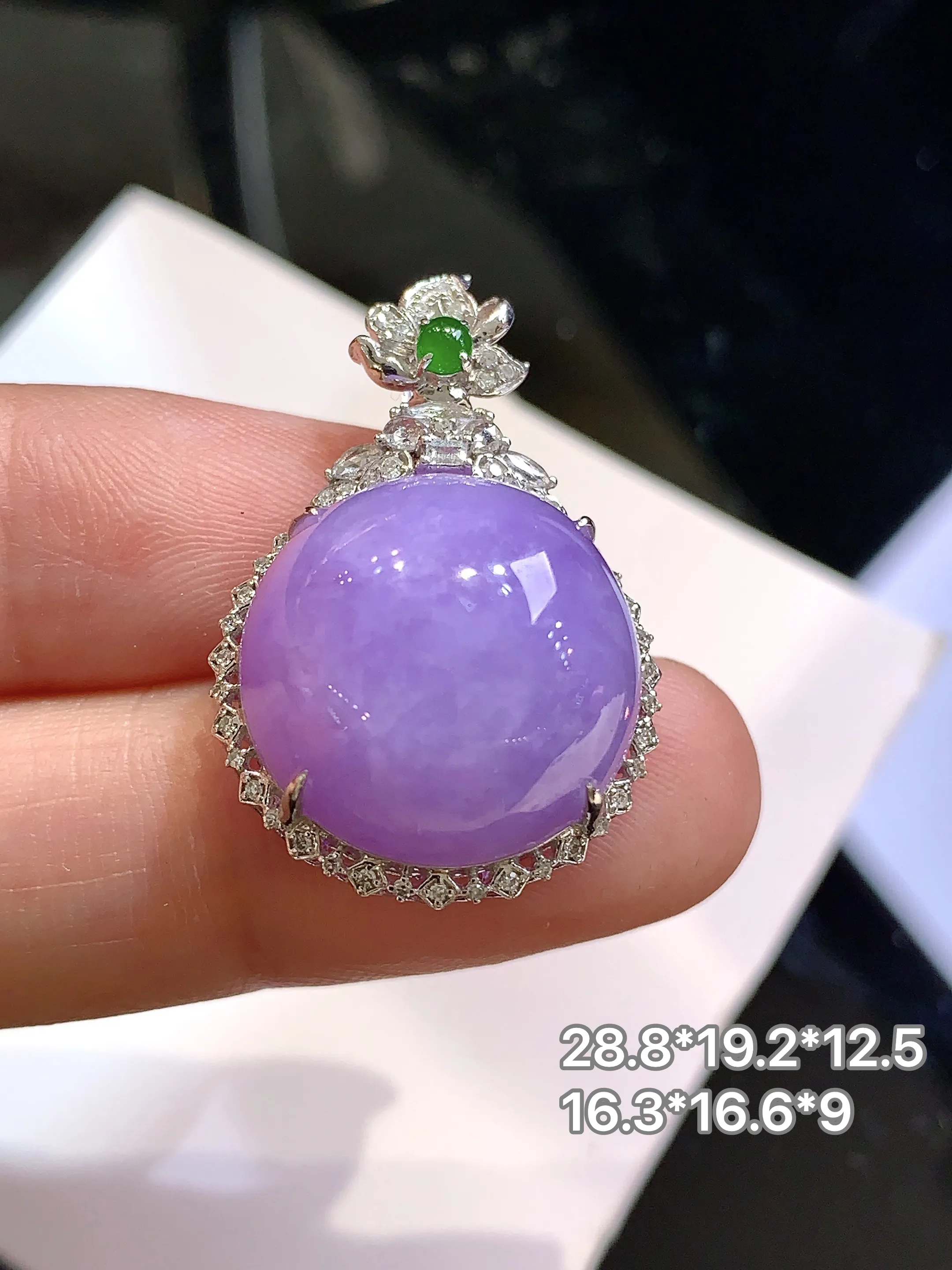 18k金钻镶嵌紫罗兰蛋面吊坠 玉质细腻 色泽清新艳丽 整体尺寸28.8*19.2*12.5