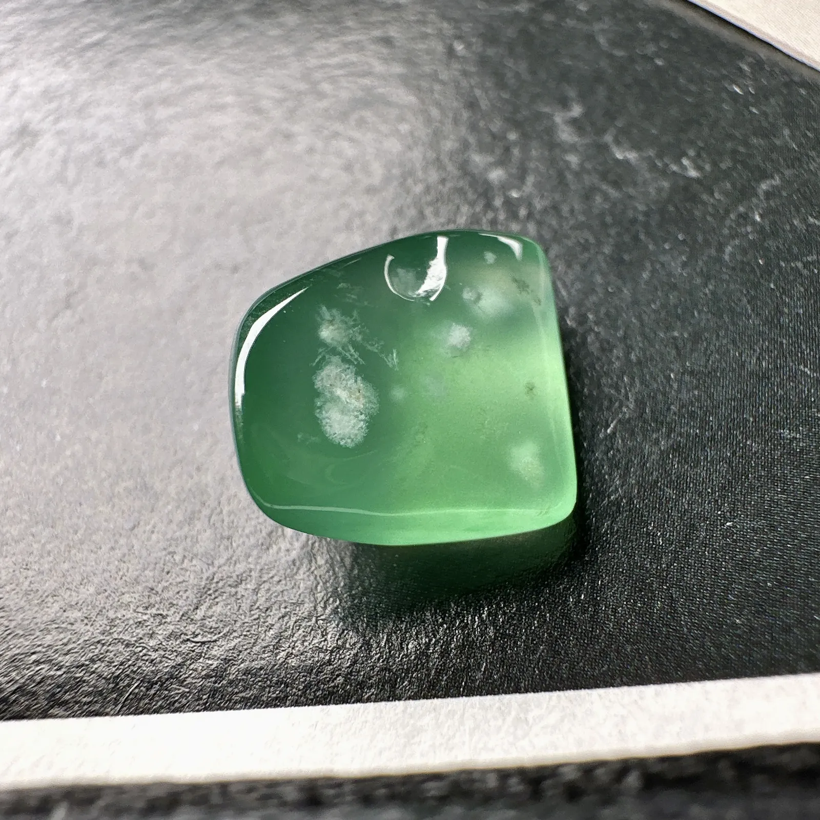 【冰种木那绿随形裸石】雪花棉，质地非常细腻干净，冰润十足，种老冰透，收藏品质