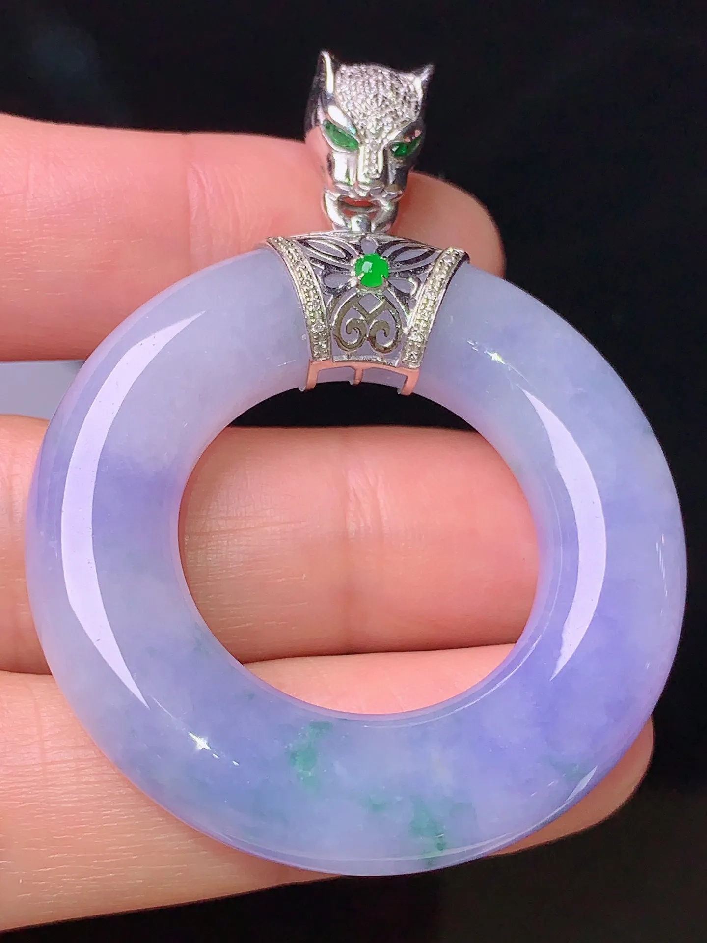 18k金钻镶嵌紫罗兰平安环吊坠 玉质细腻 色泽清新艳丽 整体尺寸52*40*8.2