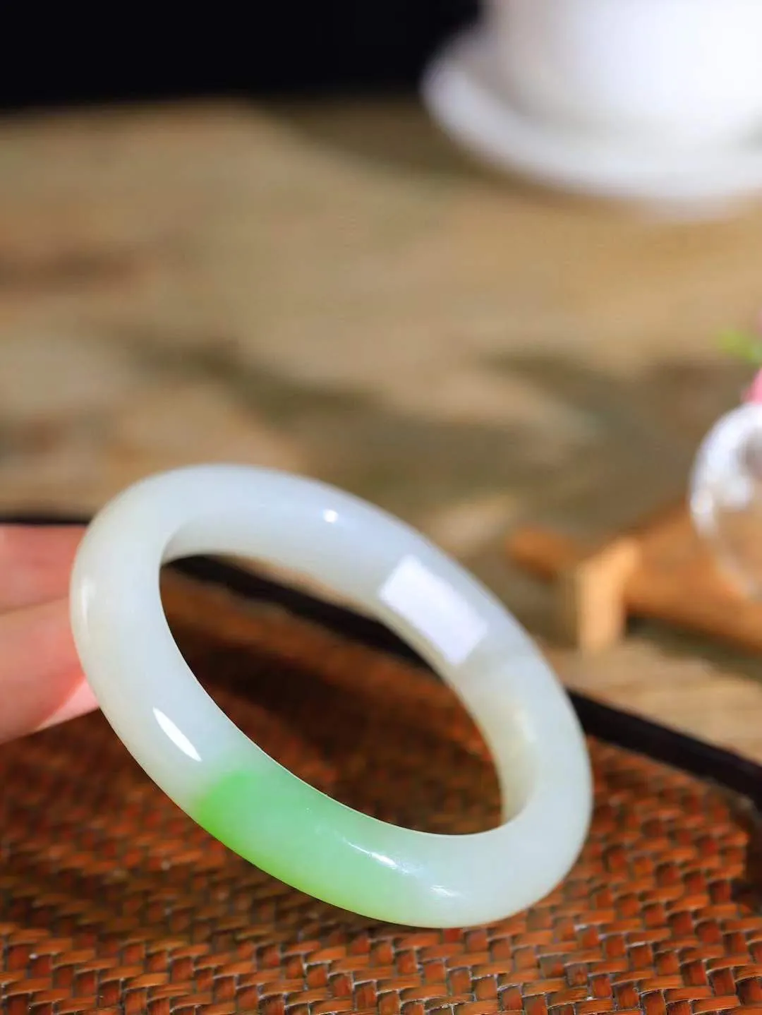 【翠色怡人.手镯】

典藏级臻品和田玉翠青手镯，精品超级美镯，玉质细腻饱满，️温润脂香，仙雾缥缈，怡静如画，意蕴十足～，戴于腕间，神秘与高贵并存，给人以出尘的风雅，优美脱俗，气质非凡。重67.2克 内径58mm尺寸12.4-10.3mm191151300A