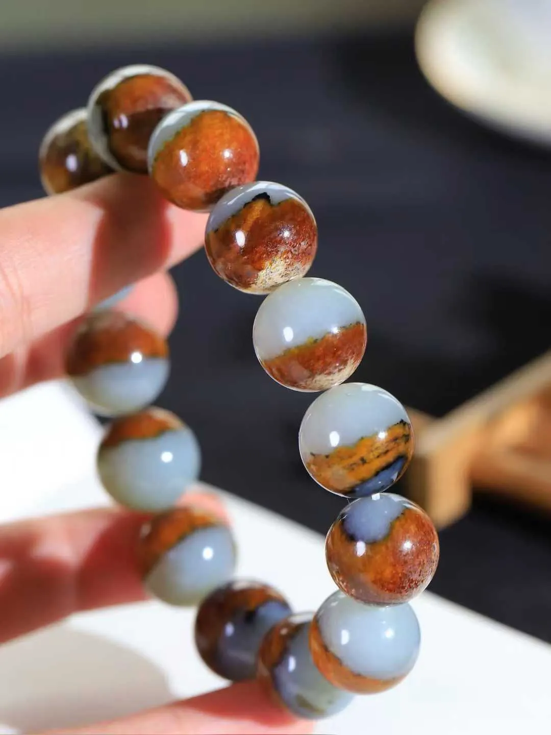 【珠圆玉润.手串】

精品️和田玉三色珠圆玉润手串 玉质温润细腻  整串打磨圆润，佩戴舒适。珠珠落玉盘，间关莺语花底滑，一生美好时光，无论身在何处，都有它相伴相守。事事顺遂，幸福美满，吉祥如意。重86.3克 尺寸取一15.8mm  FDA-22110633