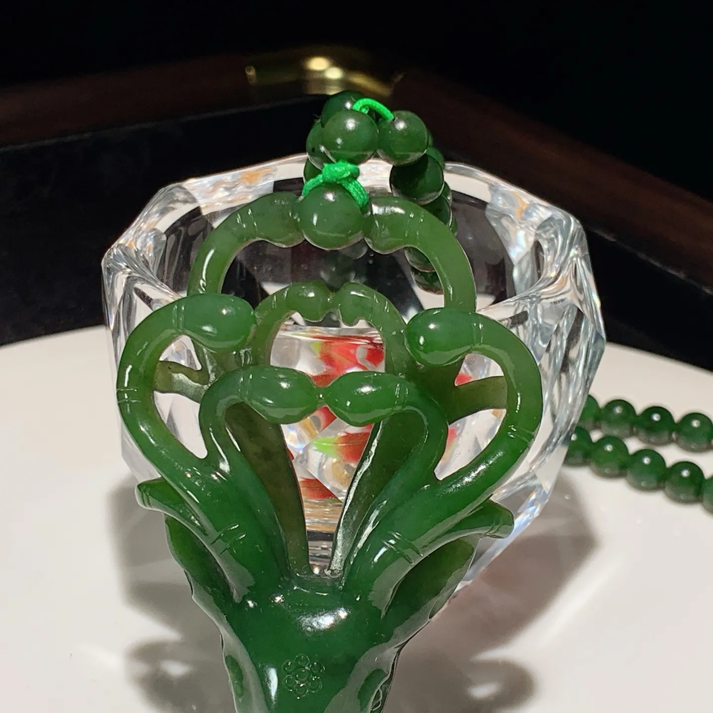 和田玉菠菜绿俄罗斯碧玉一路向前鹿头挂件。尺寸70/46/15重70克。玉质细腻油润。手推出油。佩戴高端典雅。lt251113