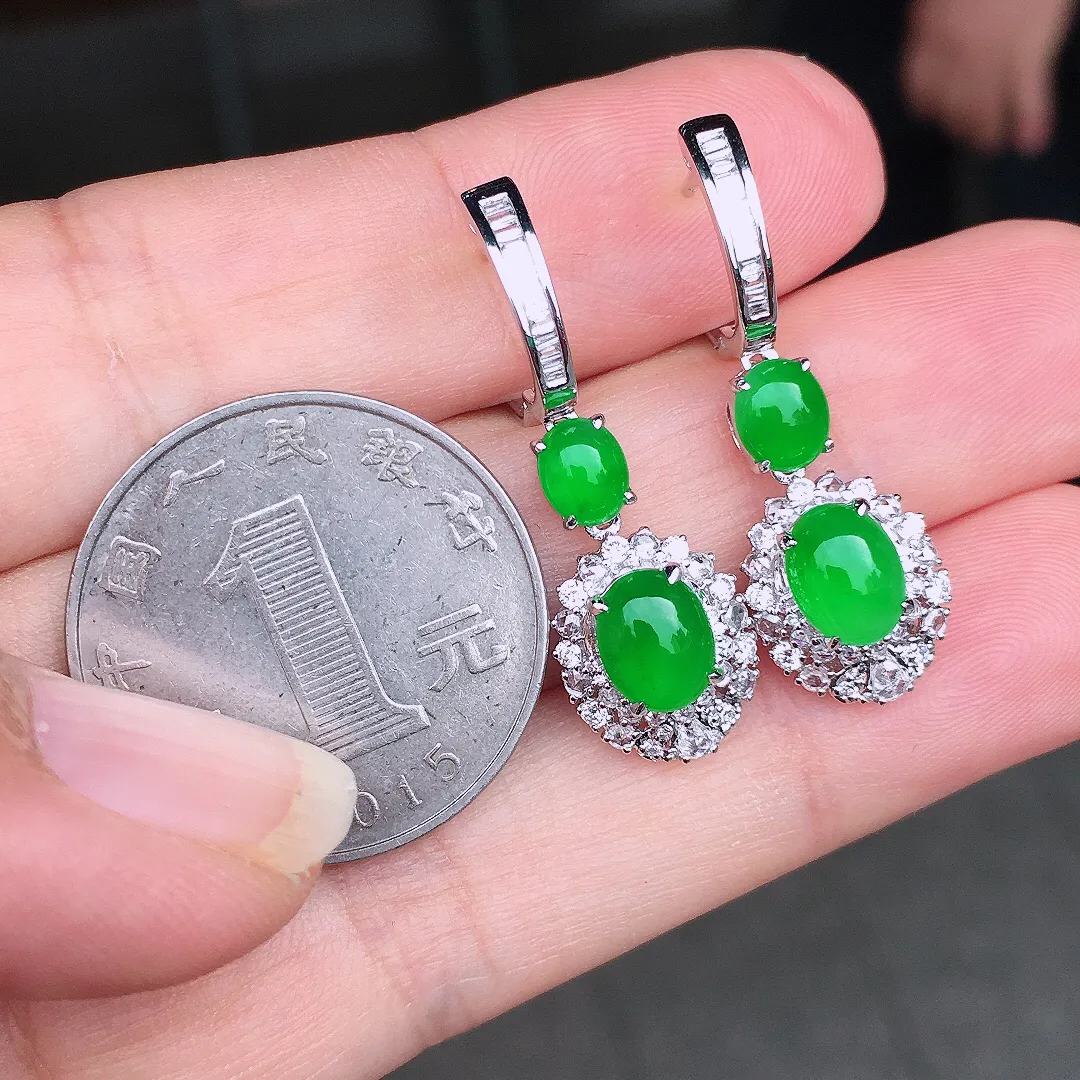 阳绿蛋面耳坠，色泽均匀艳丽，玉质细腻，荧光感超
强，饱满圆润，尽显优雅气质，18k
金豪华镶嵌