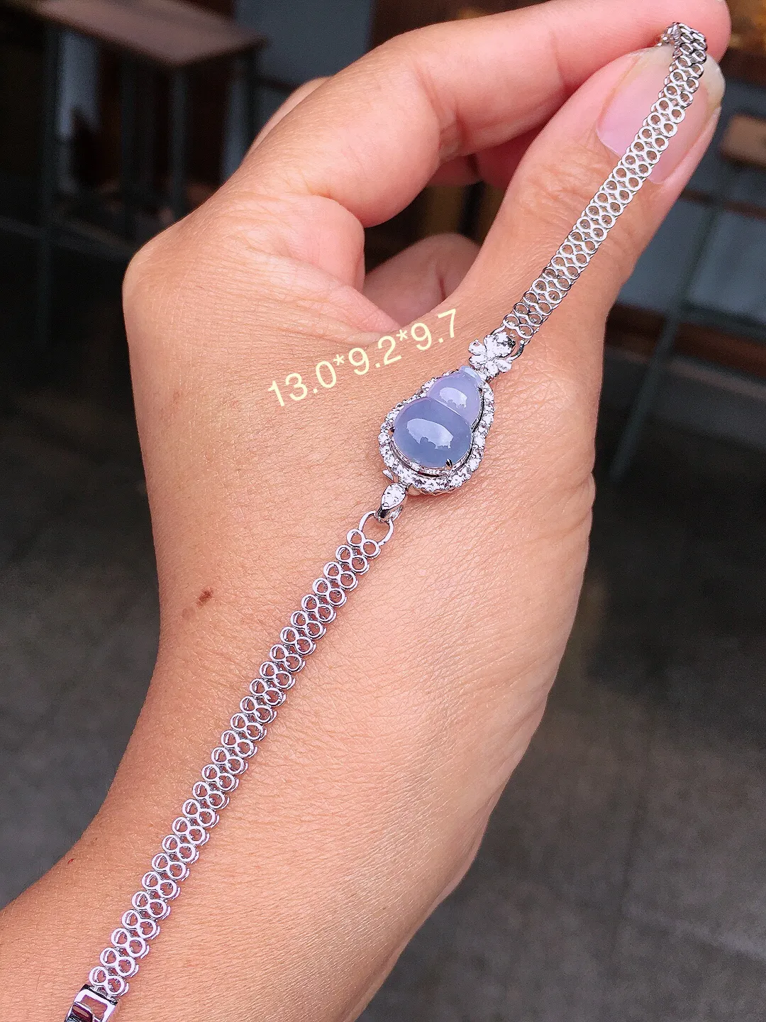 紫罗兰葫芦手链/吊坠两用款，色泽均匀艳丽，玉质细腻，荧光感超
强，饱满圆润，尽显优雅气质，18k
金豪华镶嵌