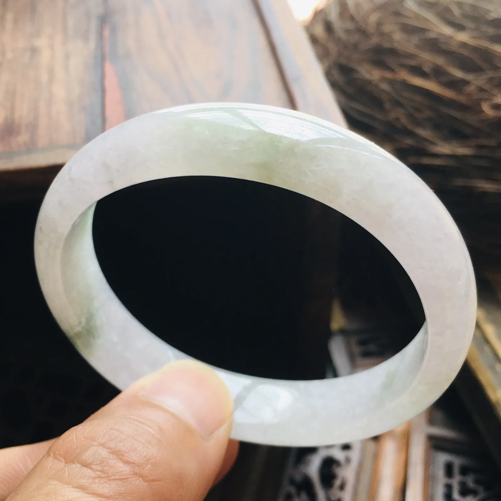 贵妃55.6冰飘花手镯，特色韵味雪花棉，自然光实拍～尺寸：55.6*48.3*12.1*6.9（毫米），适合正圈53.5圈口大小，手工测量略有误差