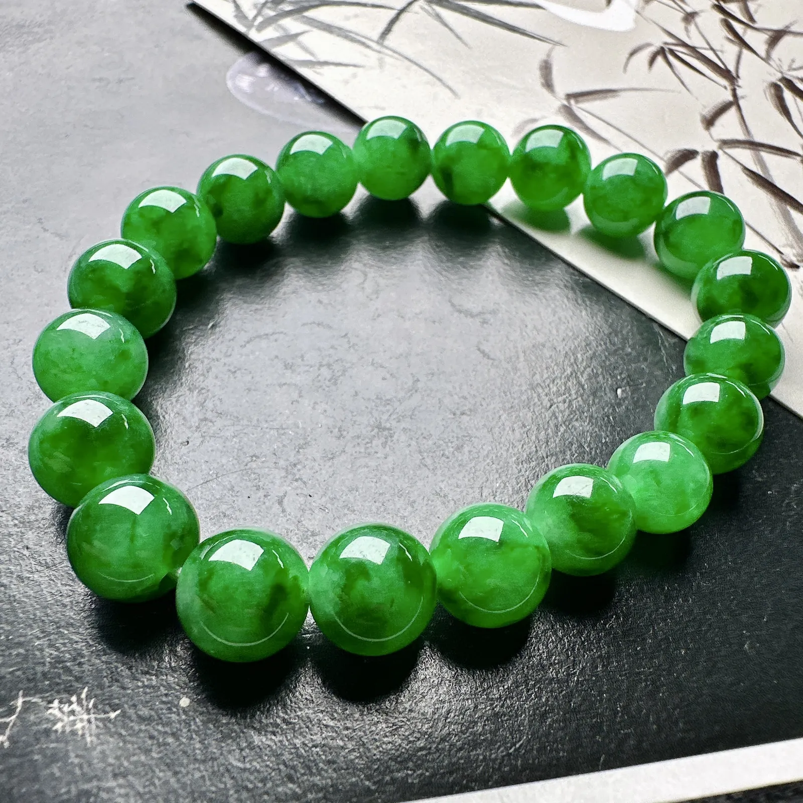 【冰种满绿圆珠手串】辣绿色泽，冰感十足，通透闪亮，颜色很艳丽，收藏品质，推荐入手