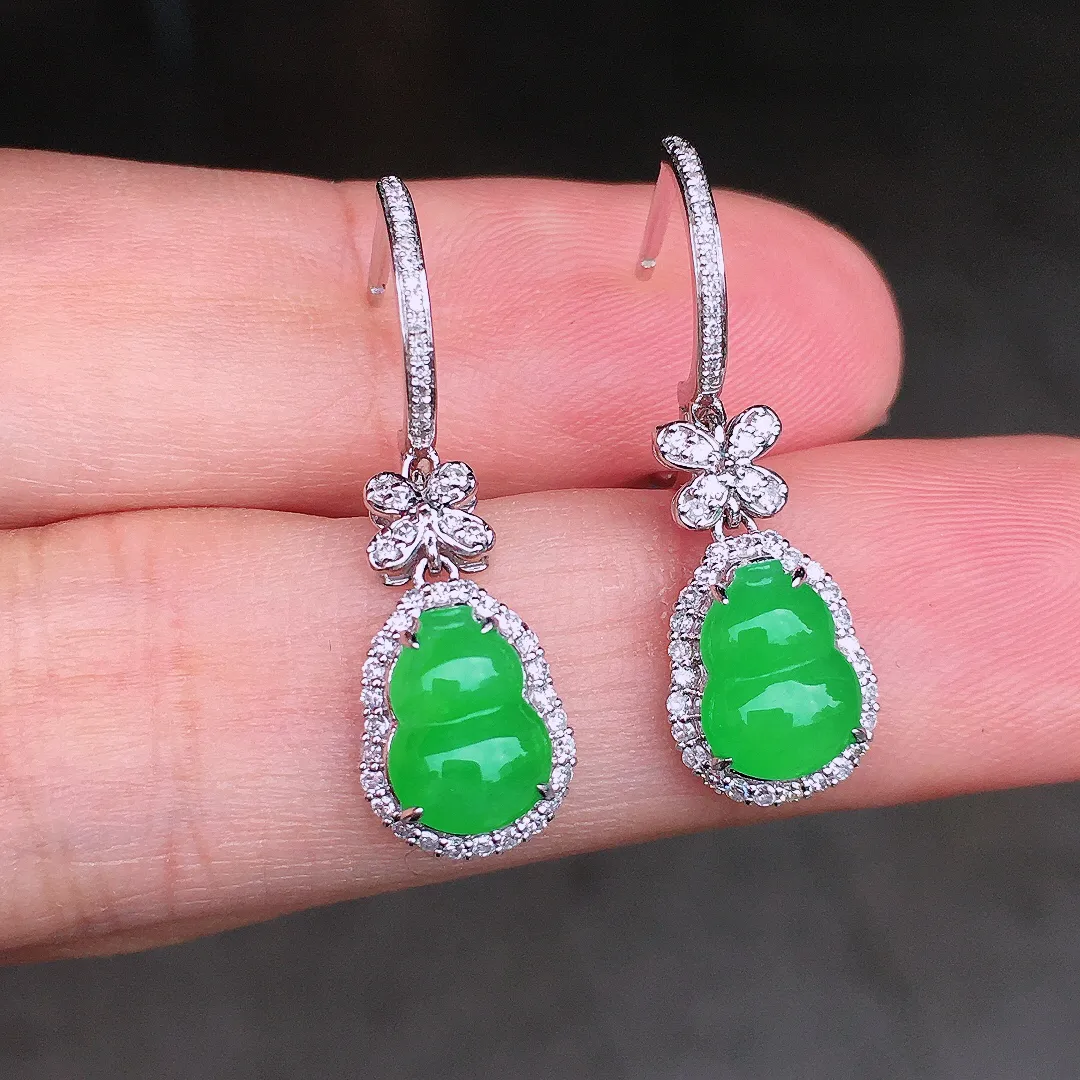 阳绿葫芦耳坠，色泽均匀艳丽，玉质细腻，荧光感超
强，饱满圆润，尽显优雅气质，18k
金豪华镶嵌